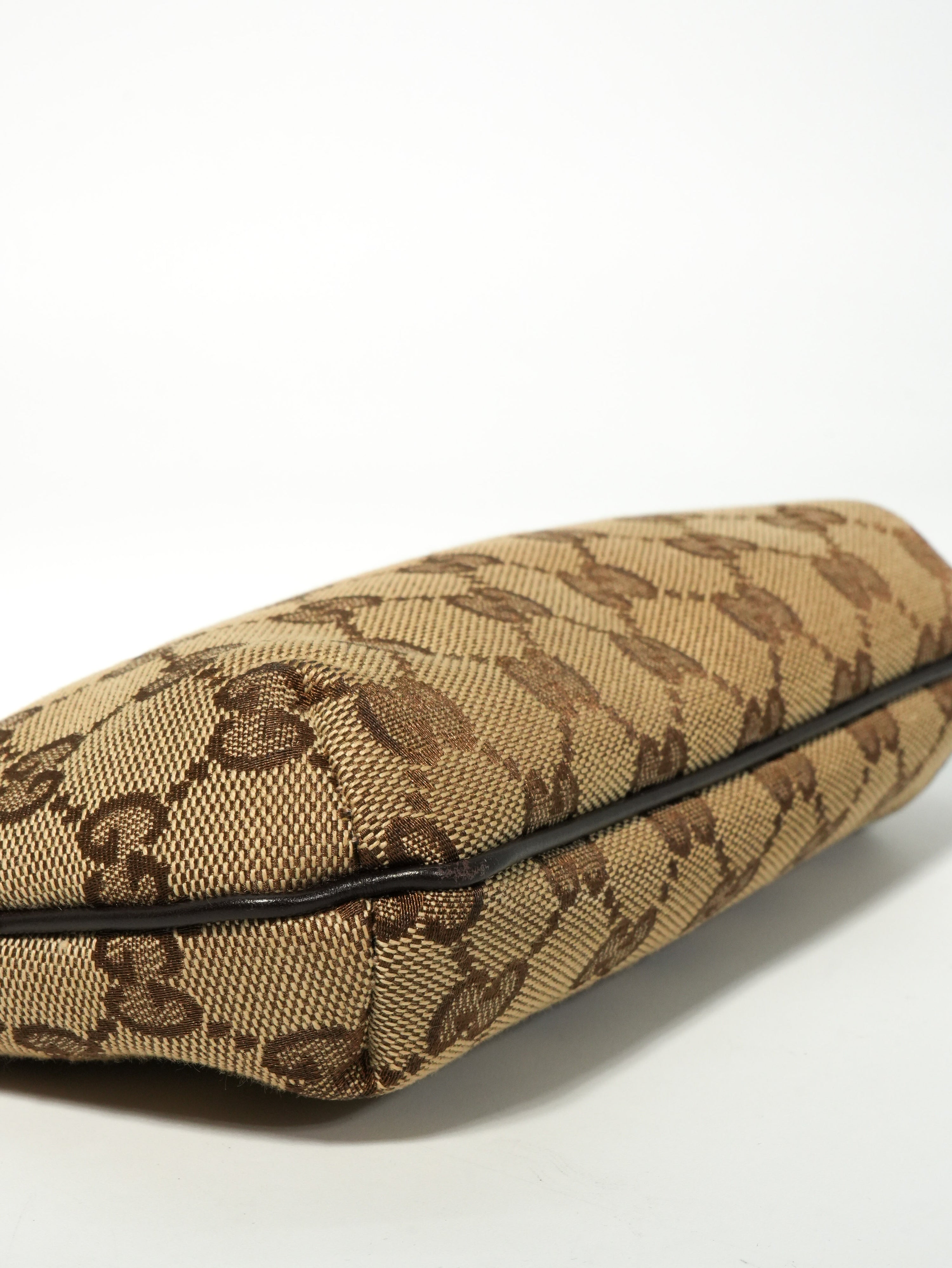 Gucci Mini Pochette GG Wave