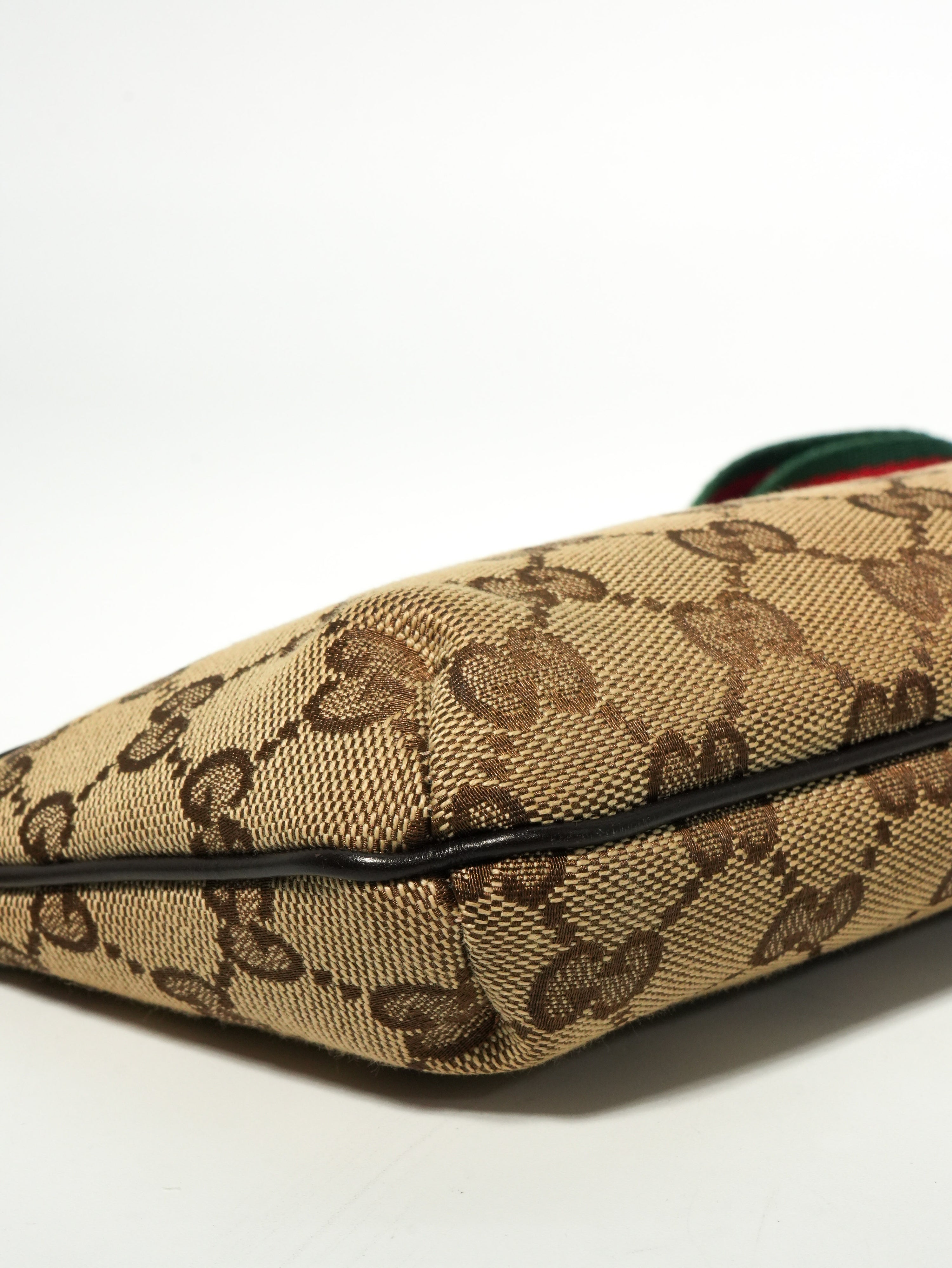 Gucci Mini Pochette GG Wave