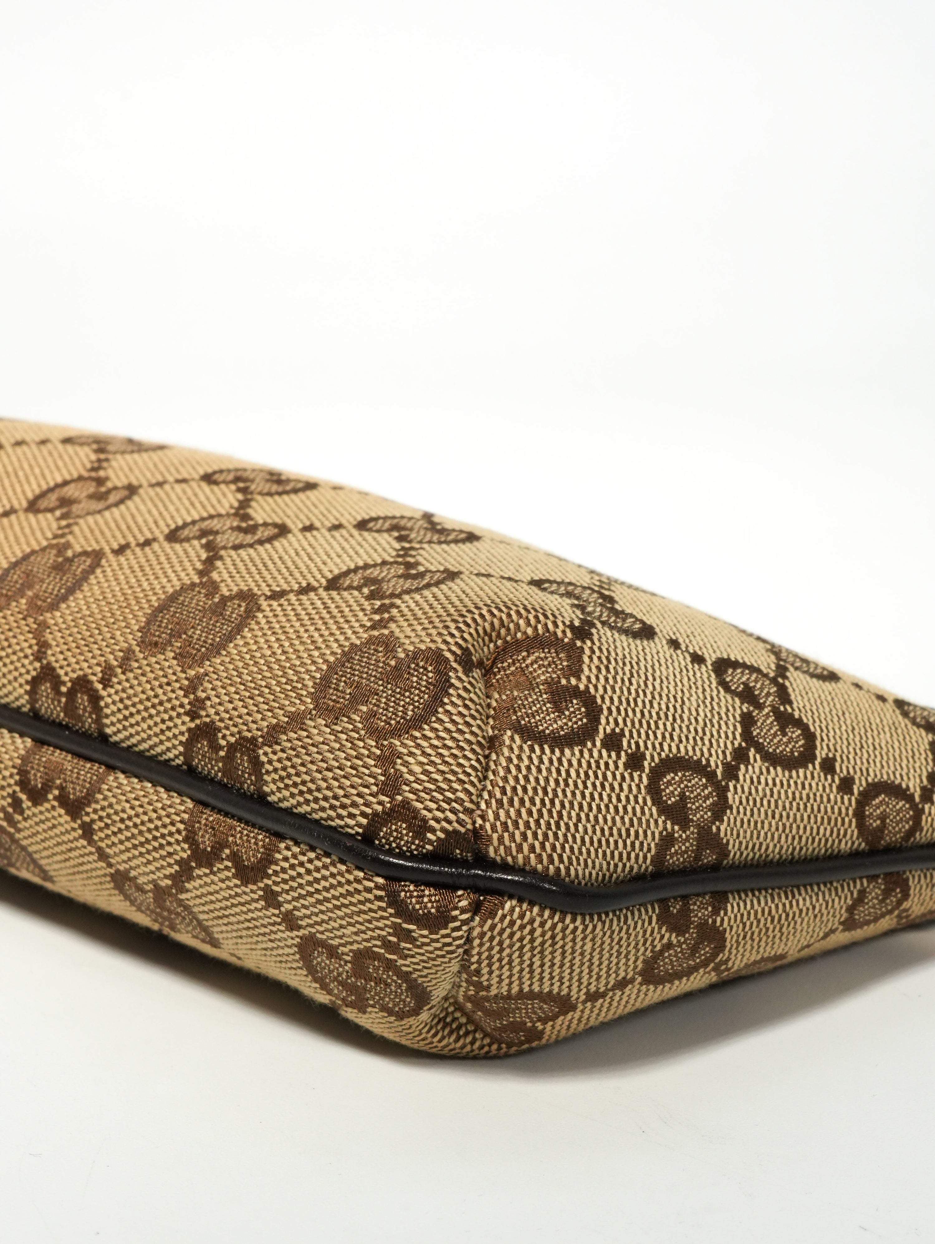 Gucci Mini Pochette GG Wave