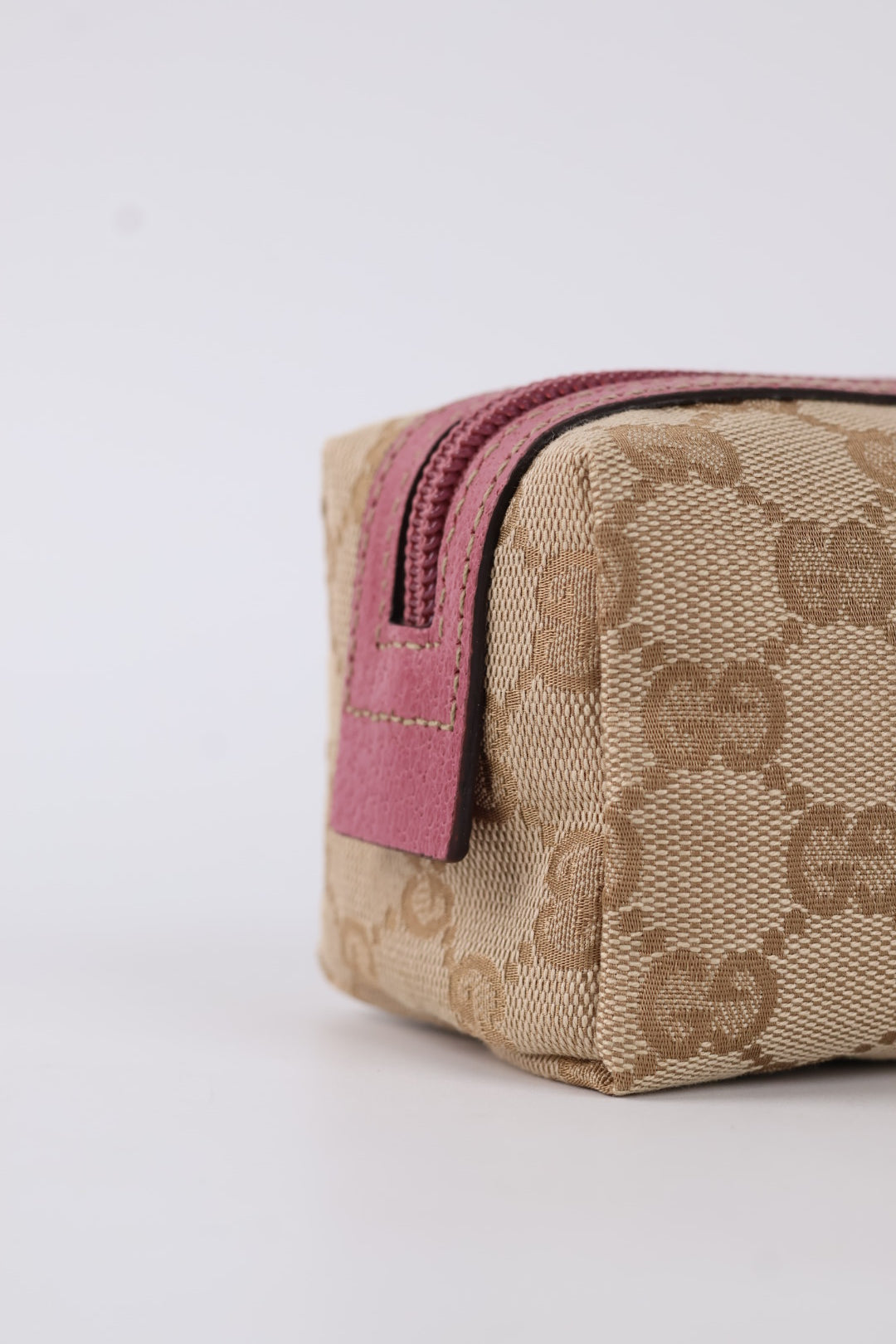 Gucci Mini Pouch GG Wave