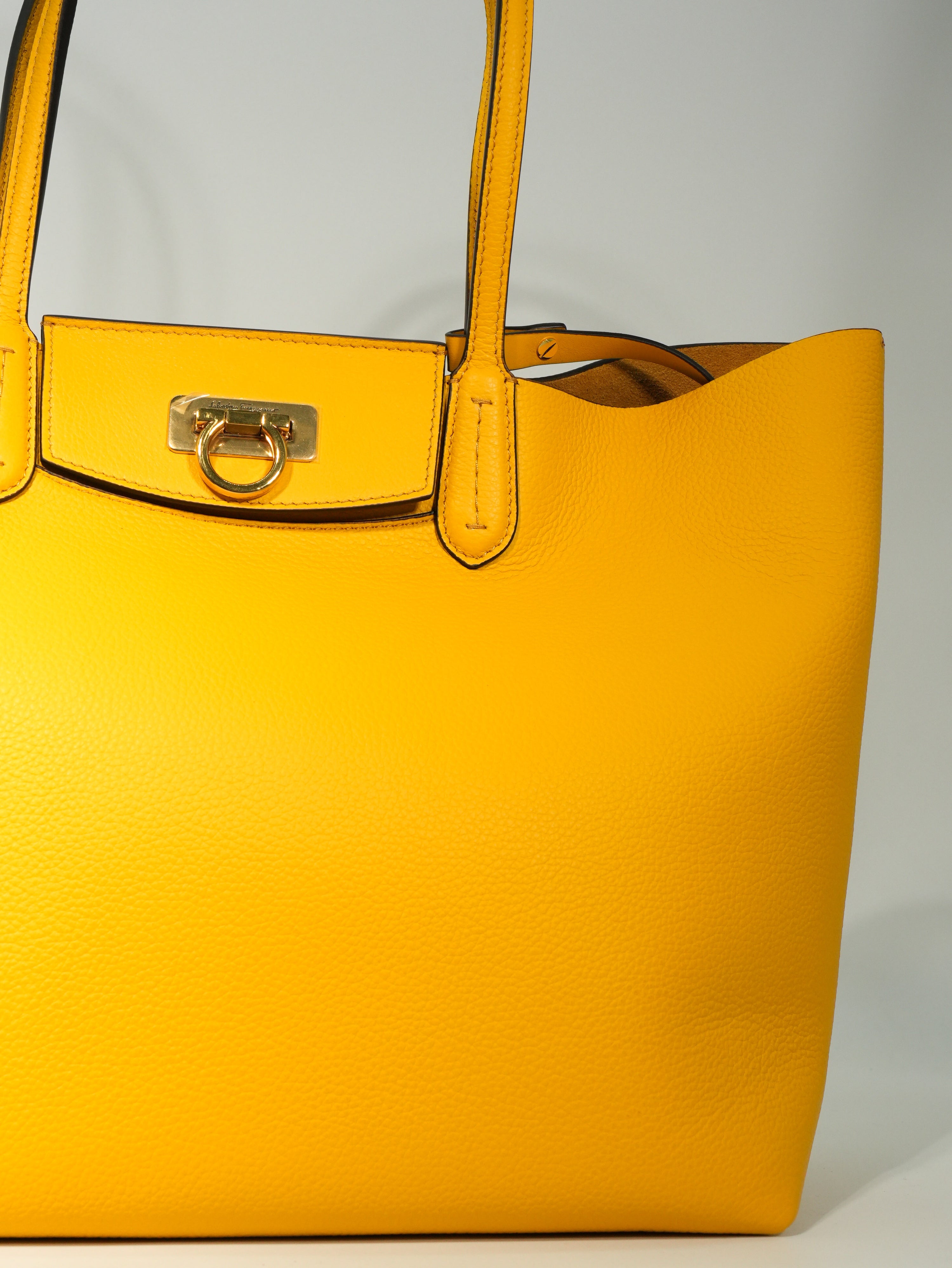 Ferragamo Gancini Tote in Pelle