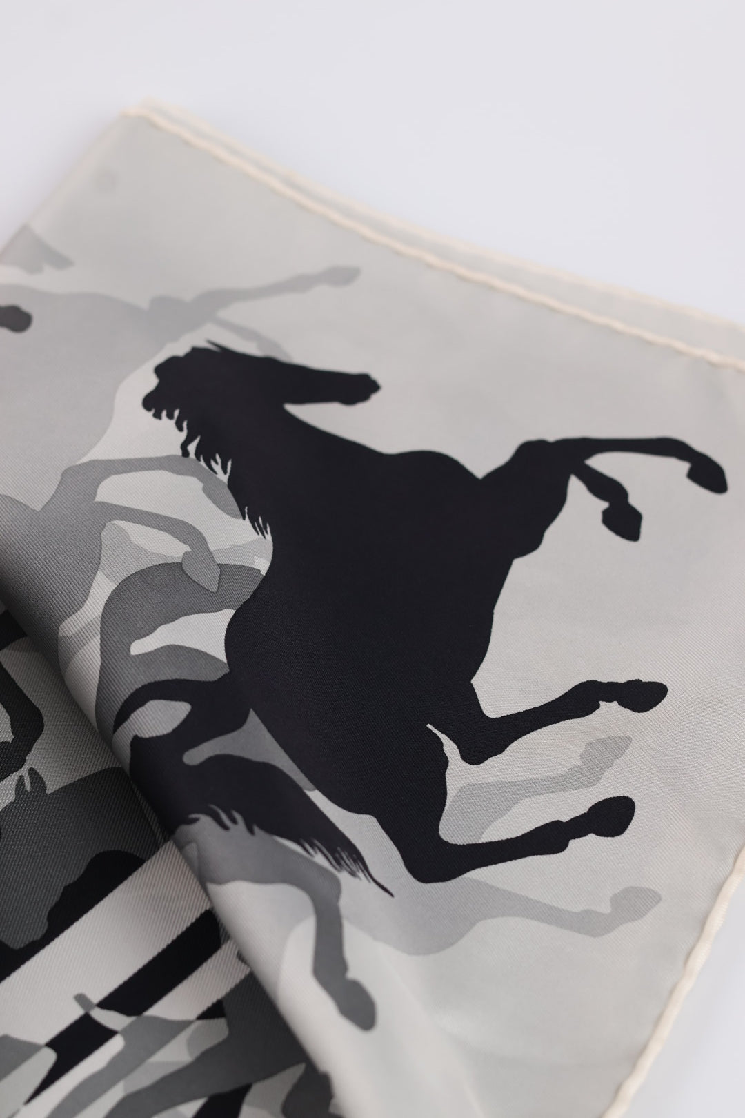 Hermès Carré 90 Ex Libris En Camouflage