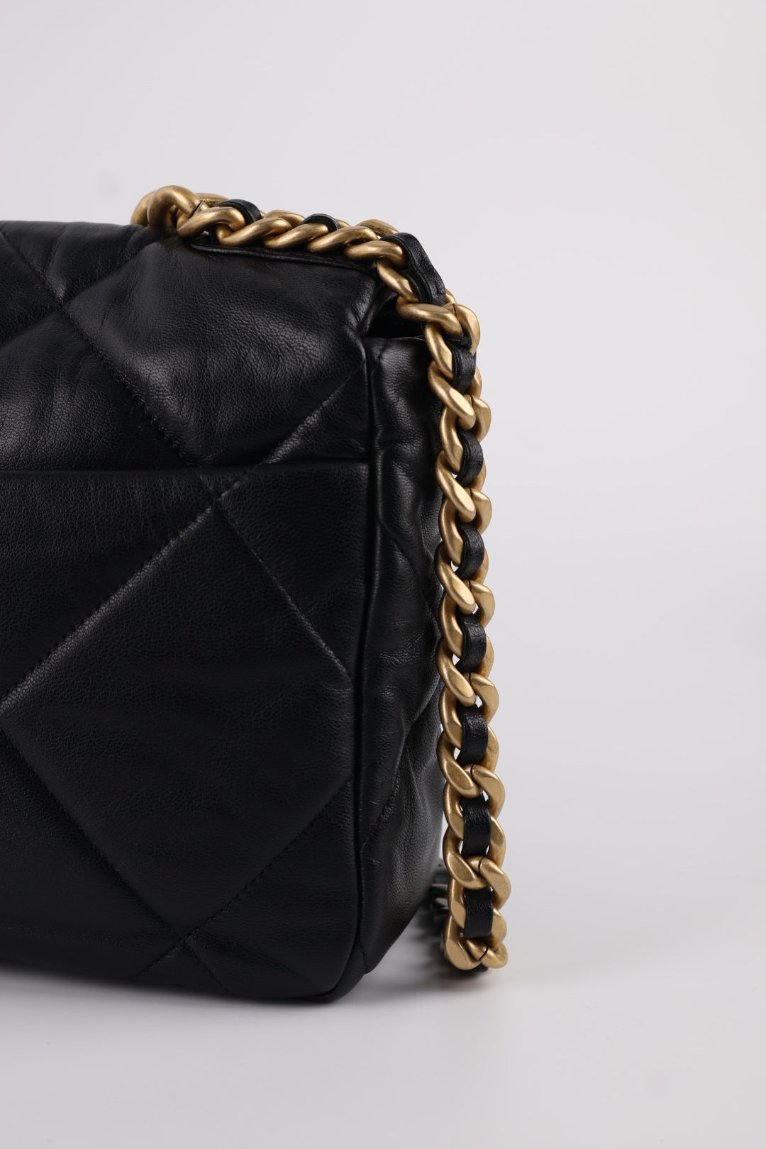 Chanel 19 Media in Pelle