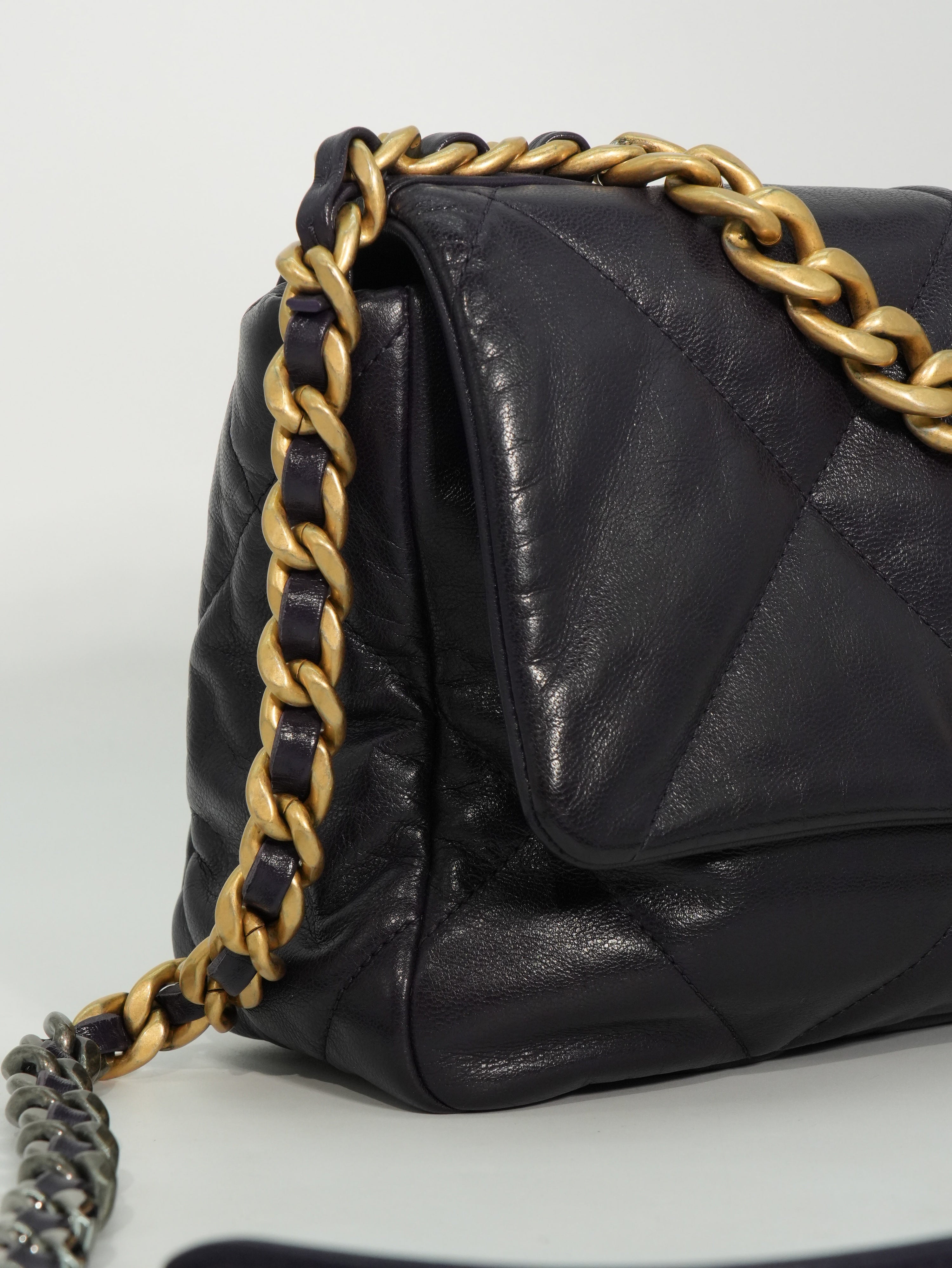 Chanel 19 Media in Pelle