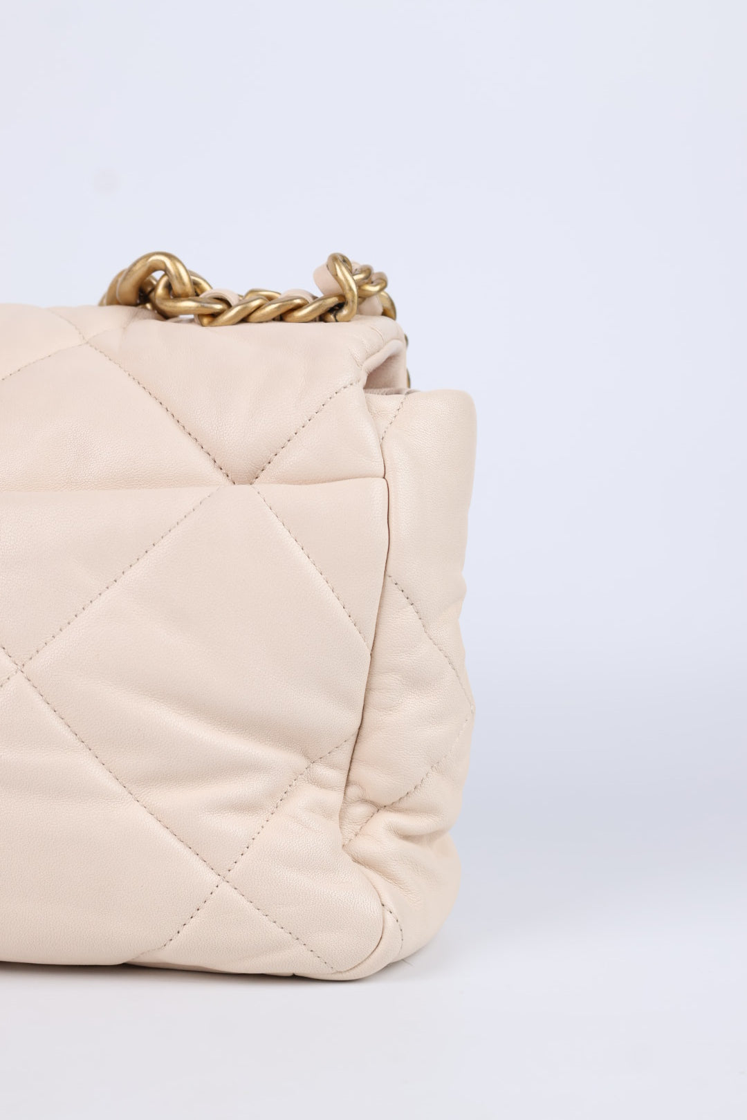 Chanel 19 Media in Pelle