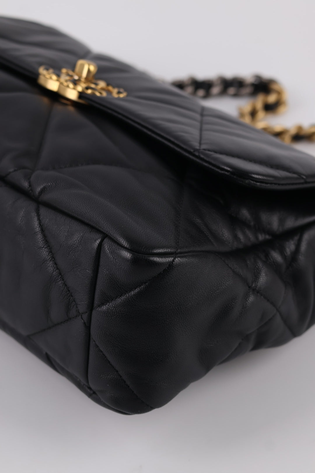 Chanel 19 Media in Pelle