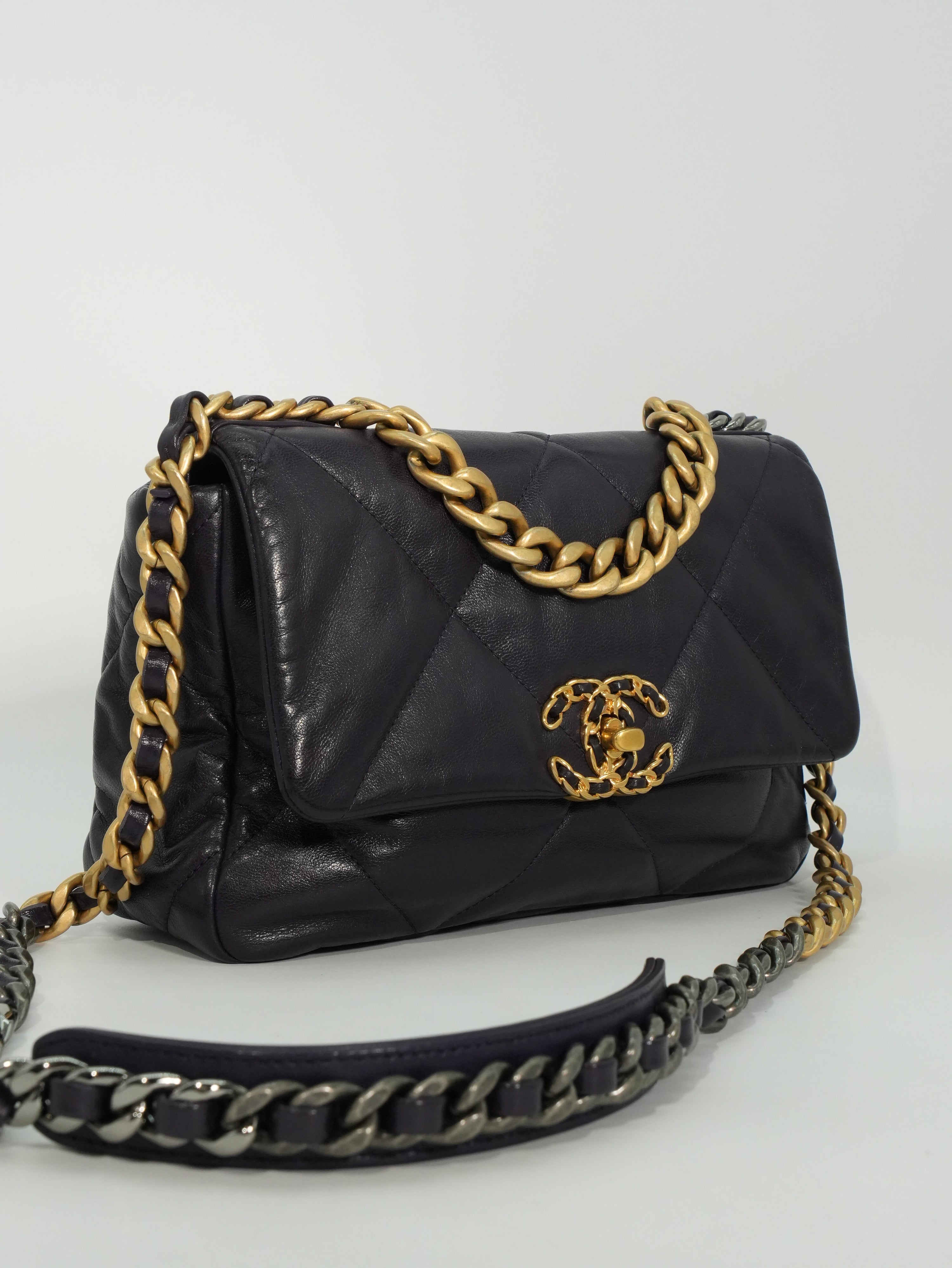 Chanel 19 Media in Pelle