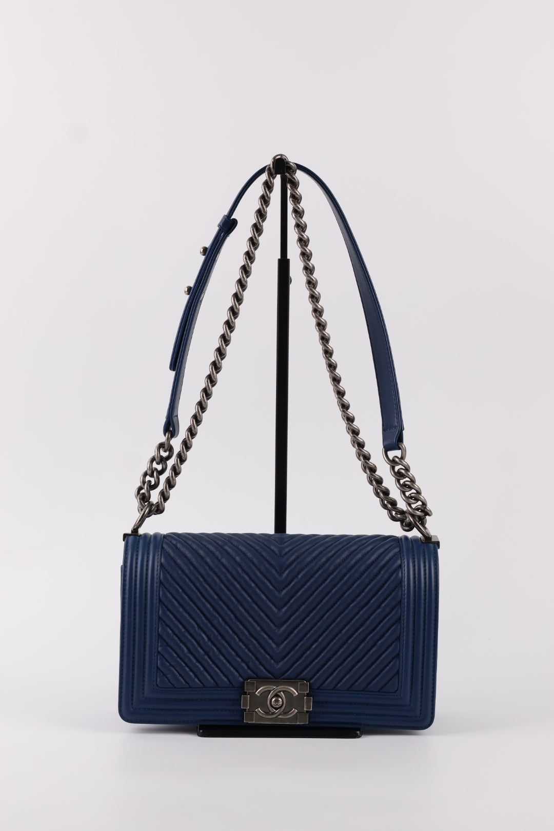 Chanel Boy Media in Pelle Blu