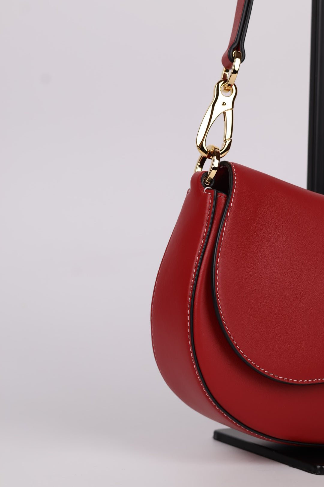 Valentino Ohval in pelle