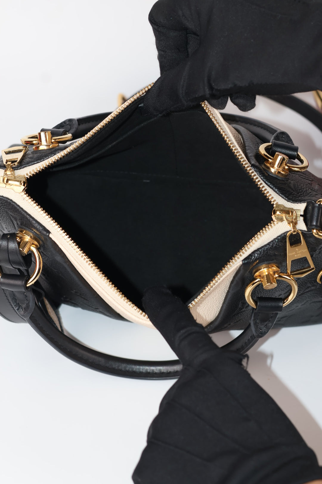 Louis Vuitton V Tote BB Empreinte