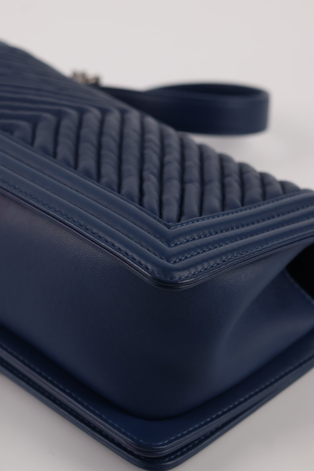 Chanel Boy Media in Pelle Blu