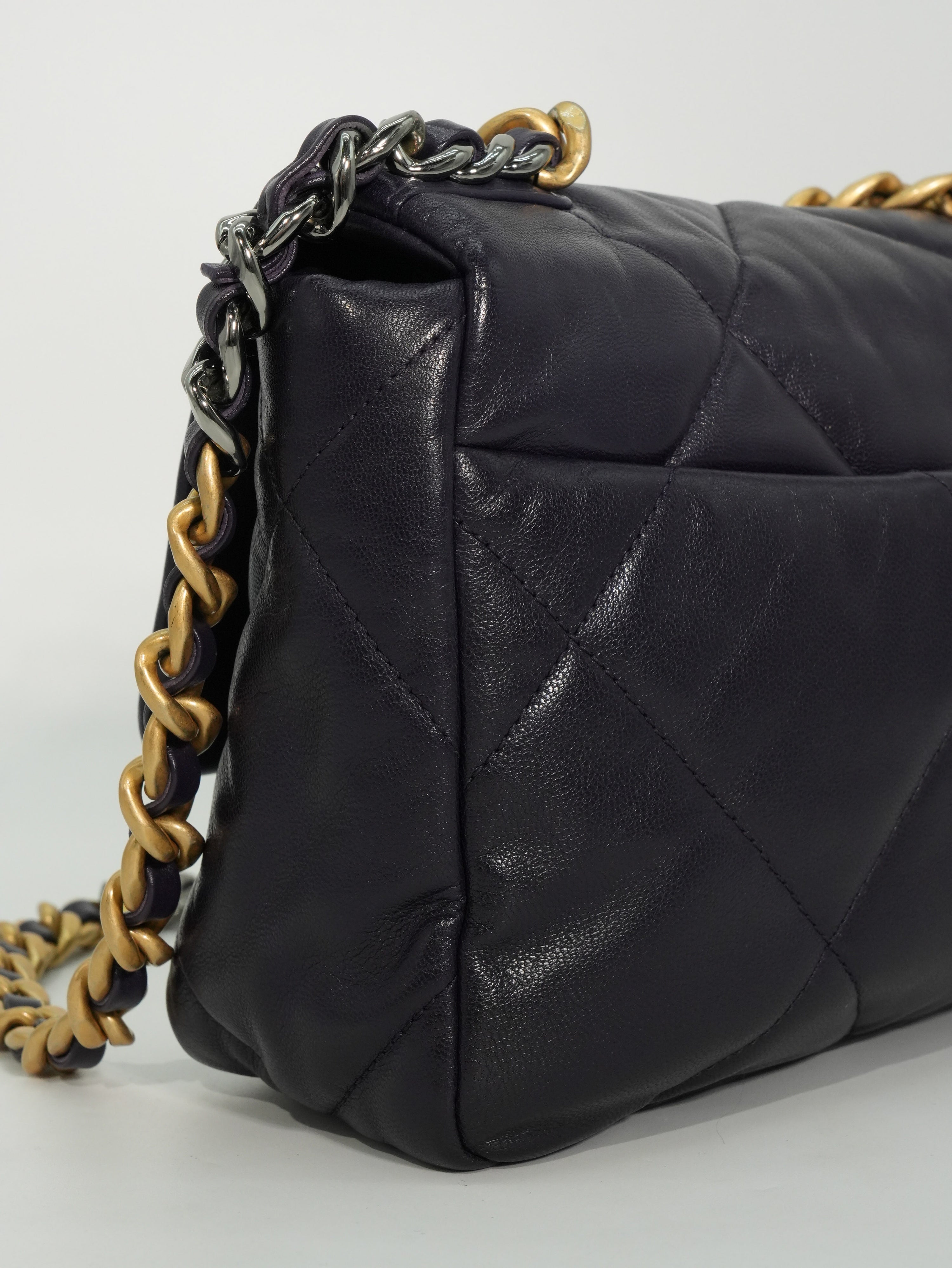 Chanel 19 Media in Pelle