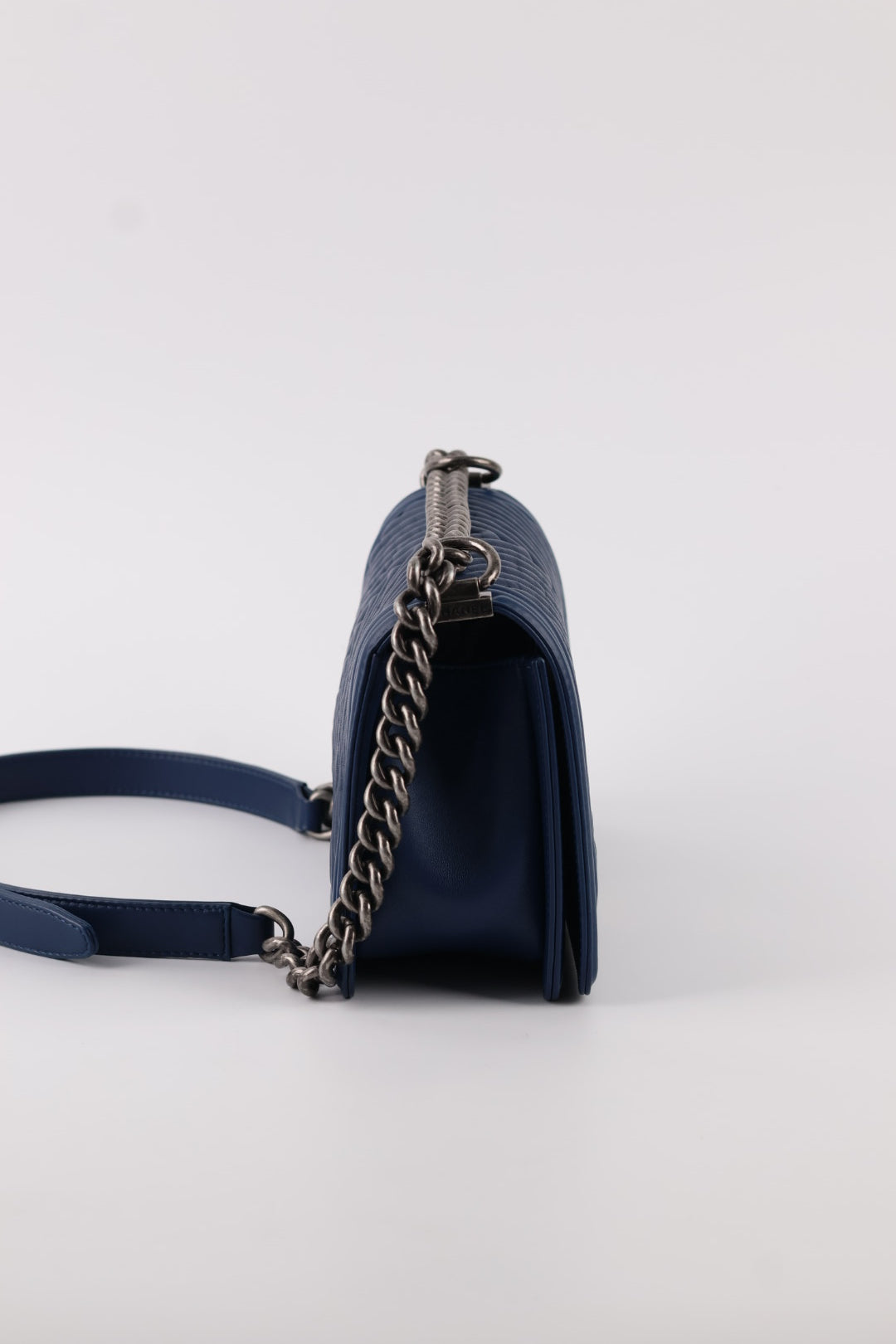 Chanel Boy Media in Pelle Blu