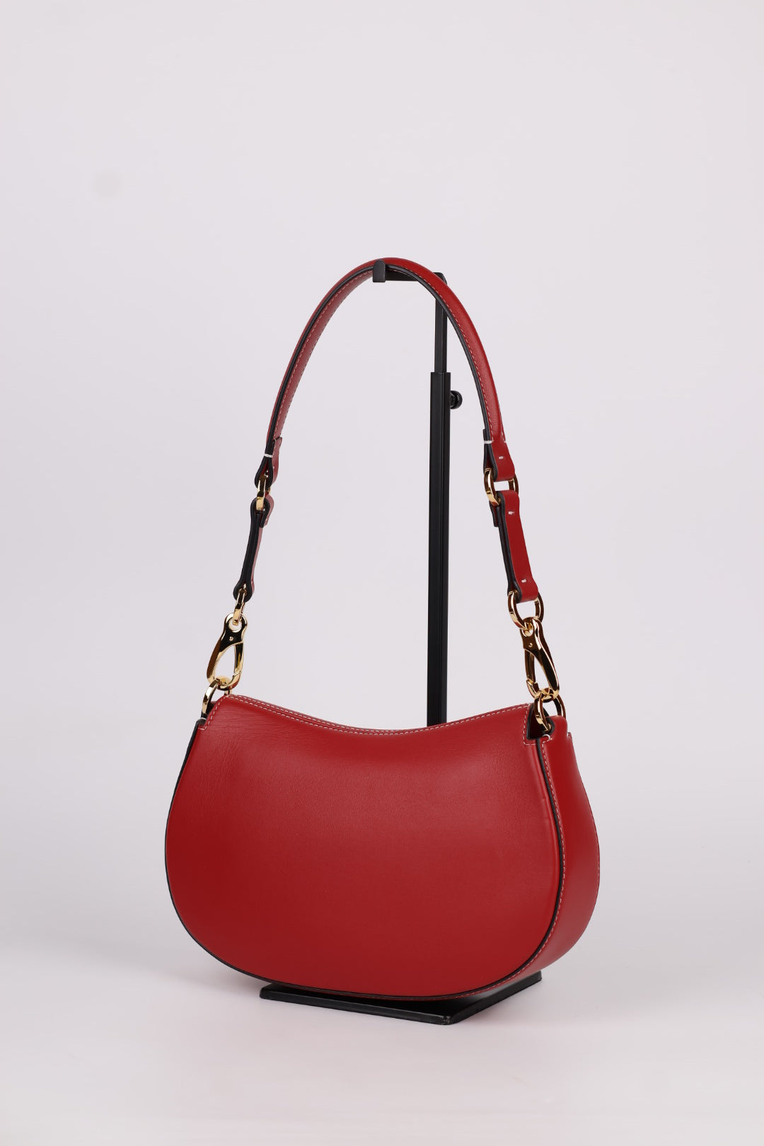 Valentino Ohval in pelle