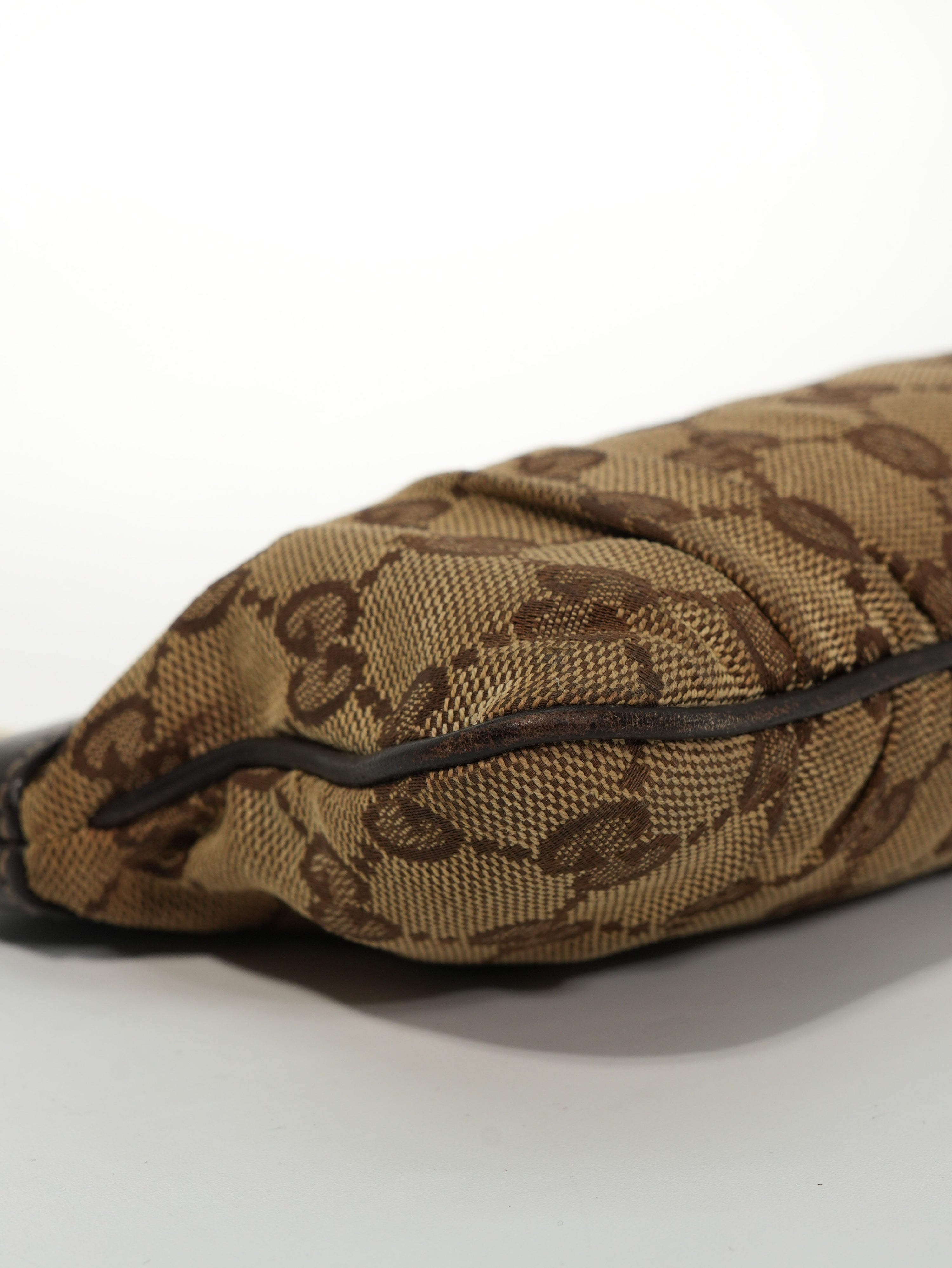 Gucci Mini Pochette GG Wave