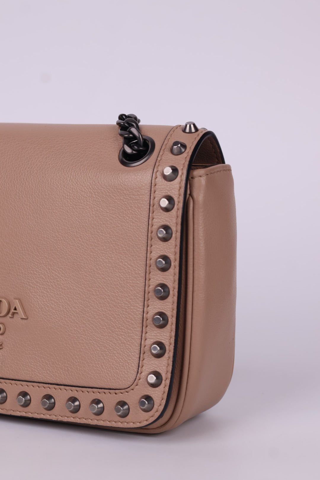 Prada Pattina Borchie in Pelle