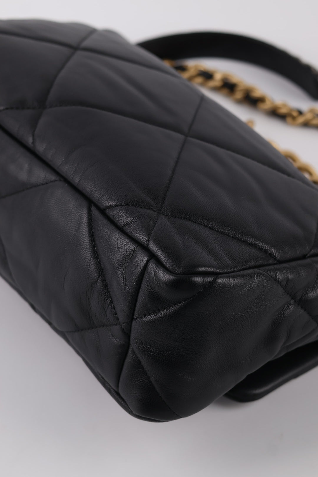 Chanel 19 Media in Pelle