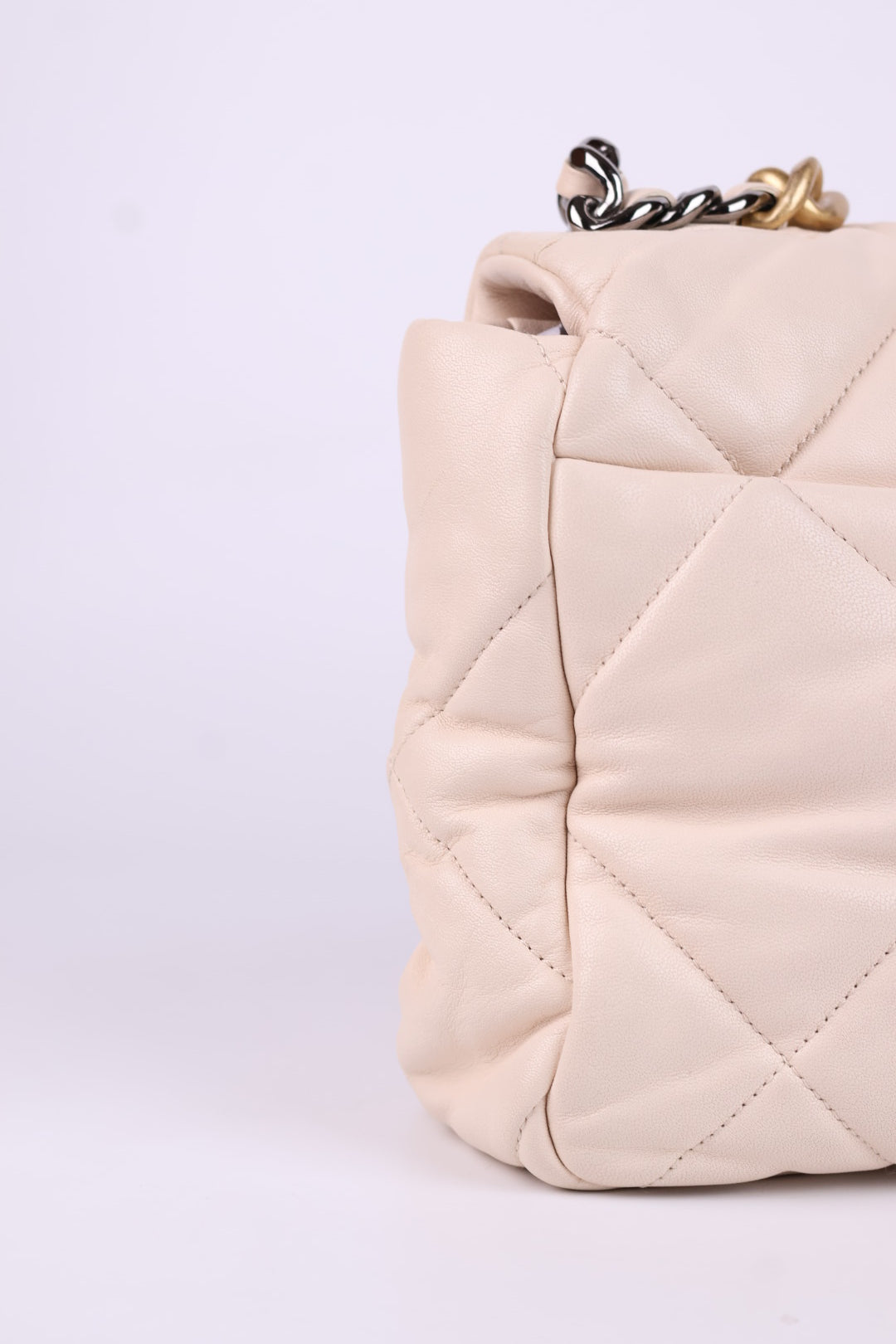 Chanel 19 Media in Pelle