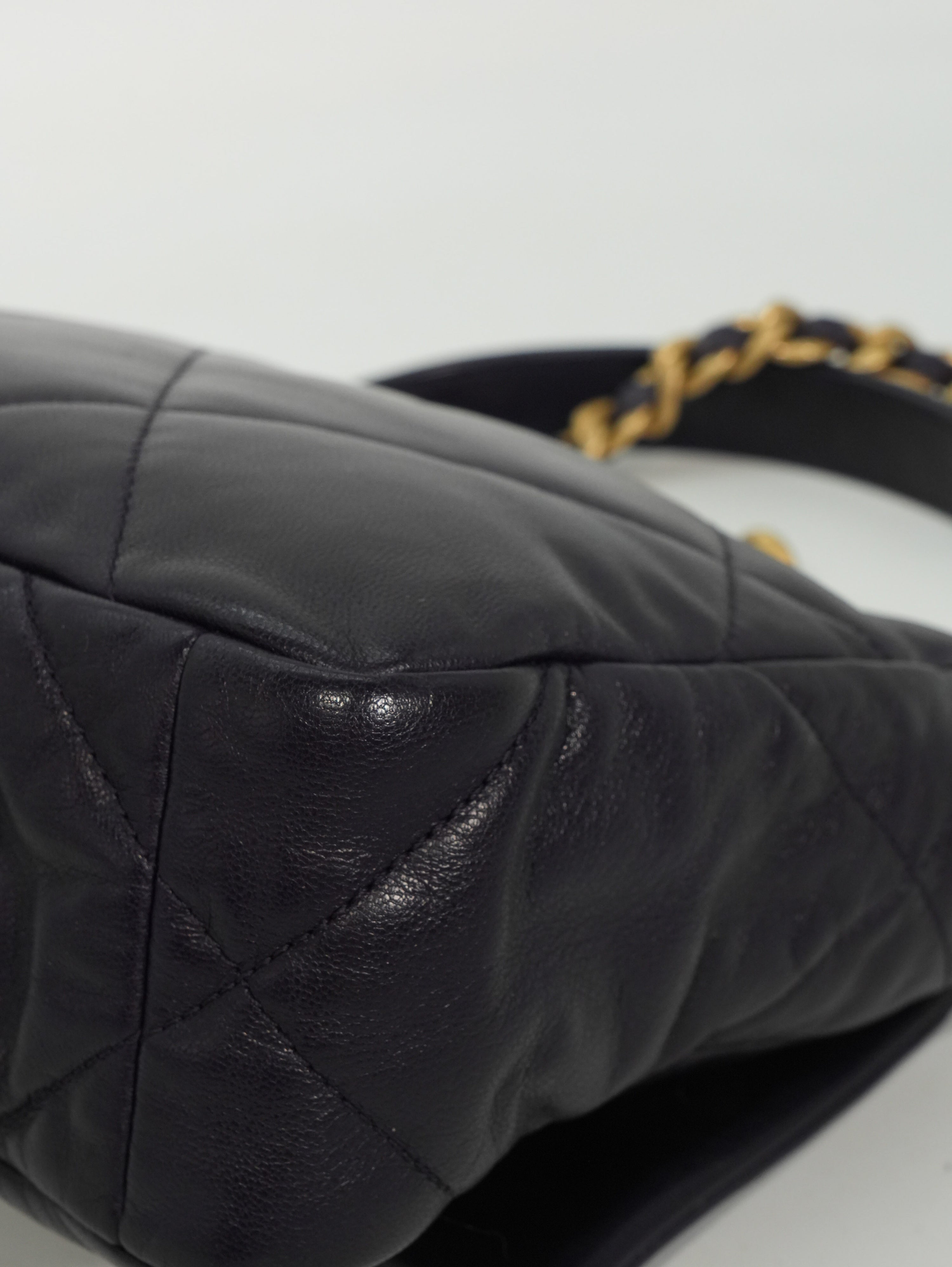 Chanel 19 Media in Pelle