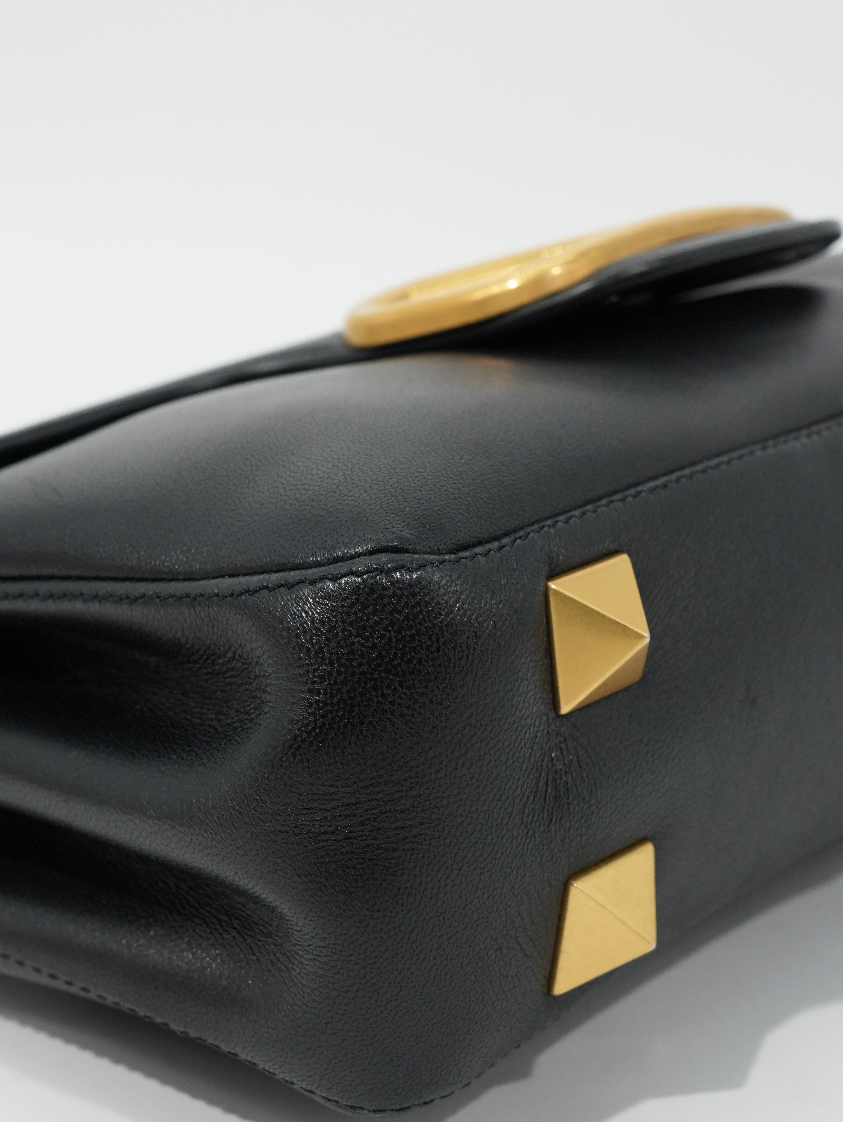 Valentino Stud Sign in Pelle