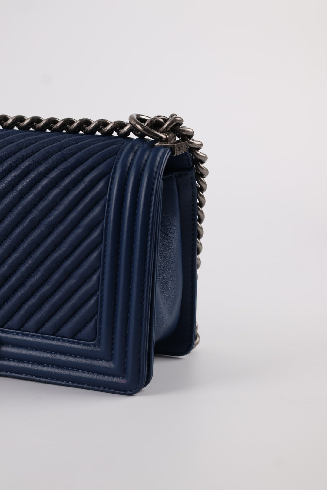 Chanel Boy Media in Pelle Blu