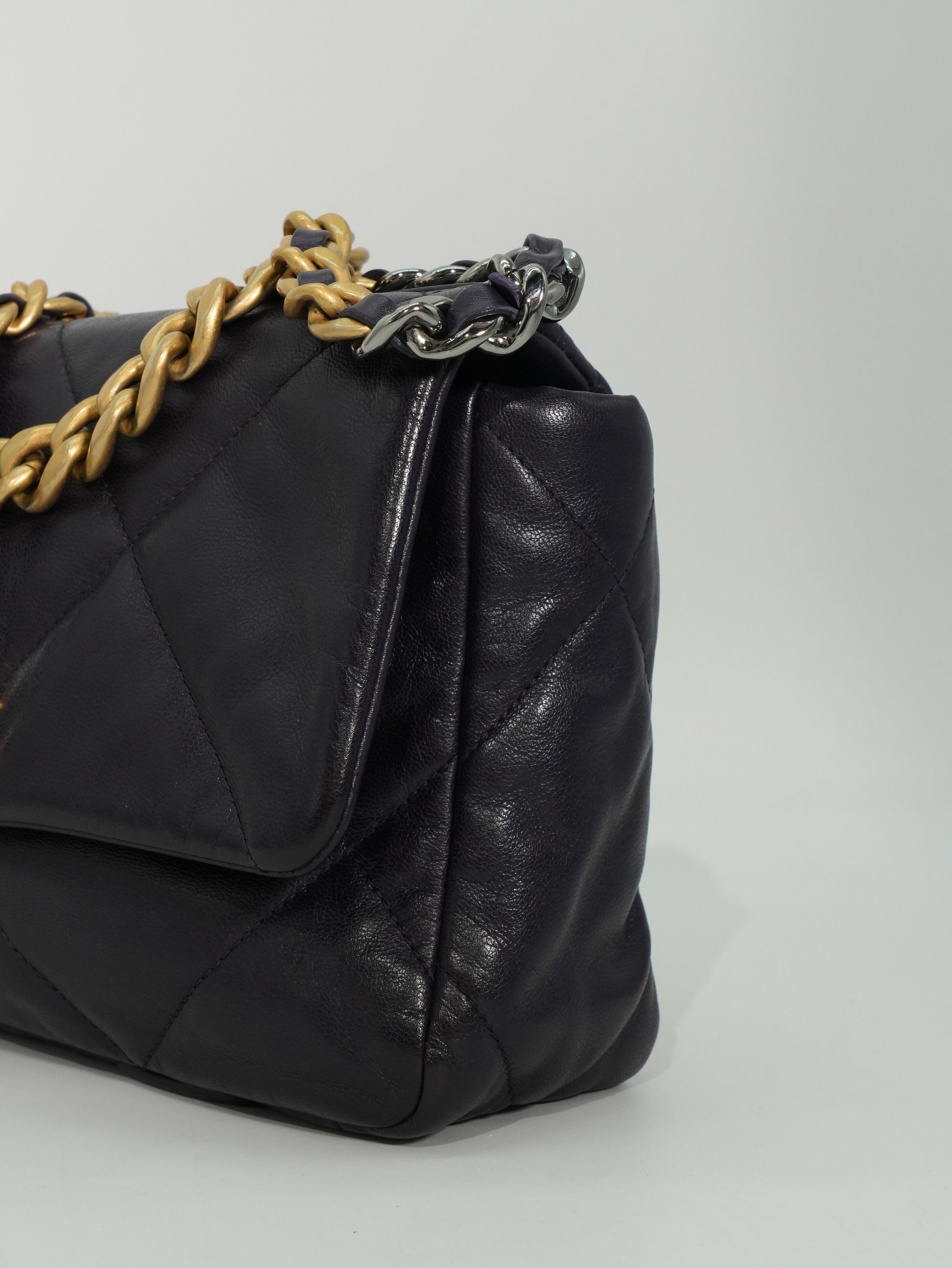 Chanel 19 Media in Pelle