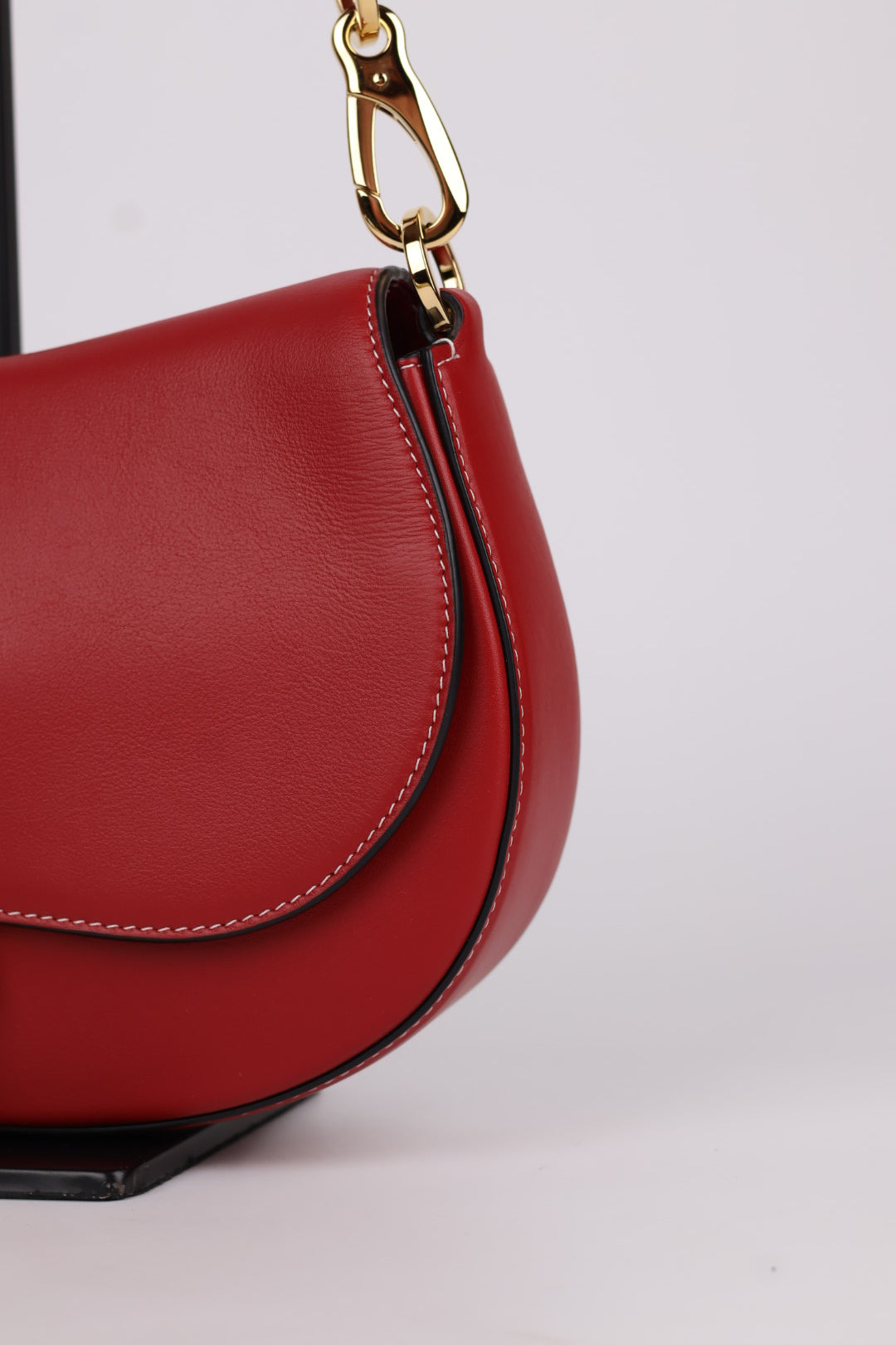 Valentino Ohval in pelle