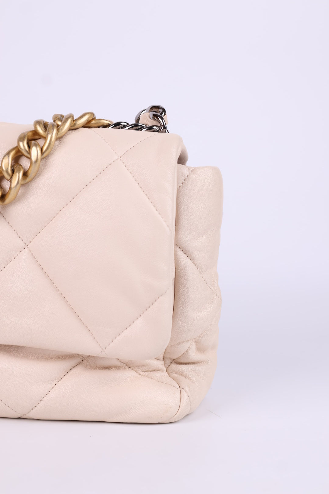 Chanel 19 Media in Pelle