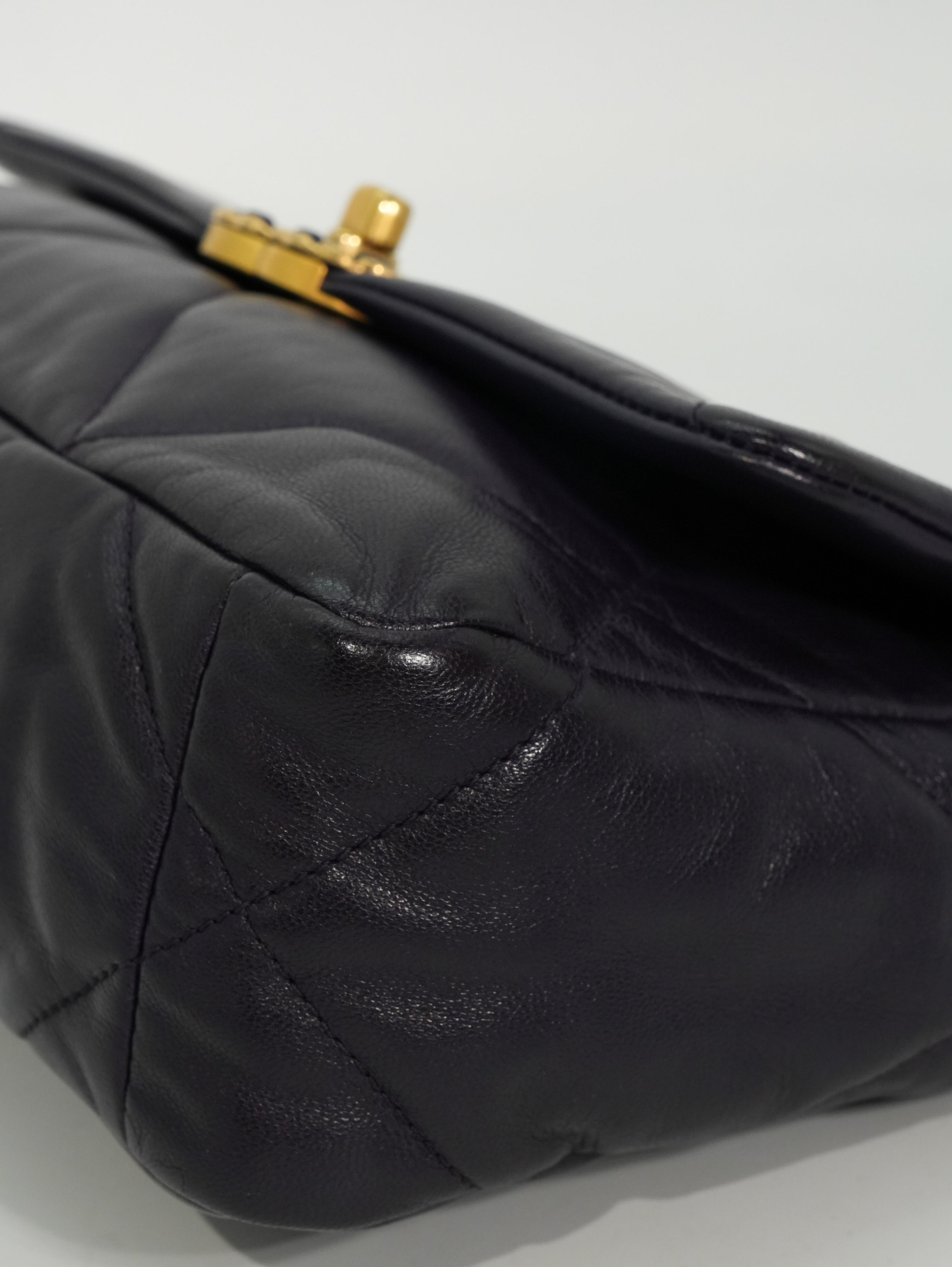 Chanel 19 Media in Pelle