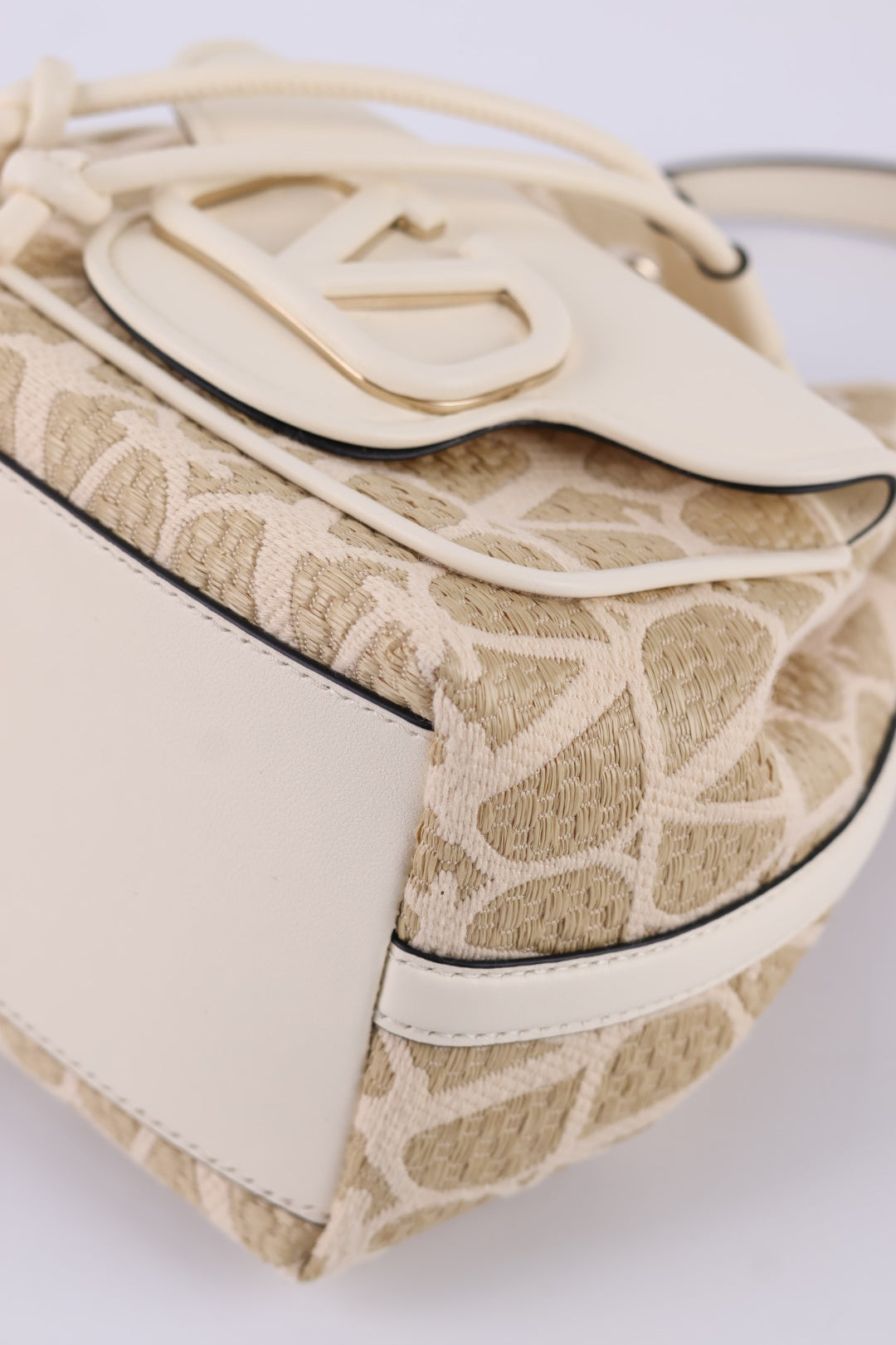 Valentino Bucket Locò Iconographe