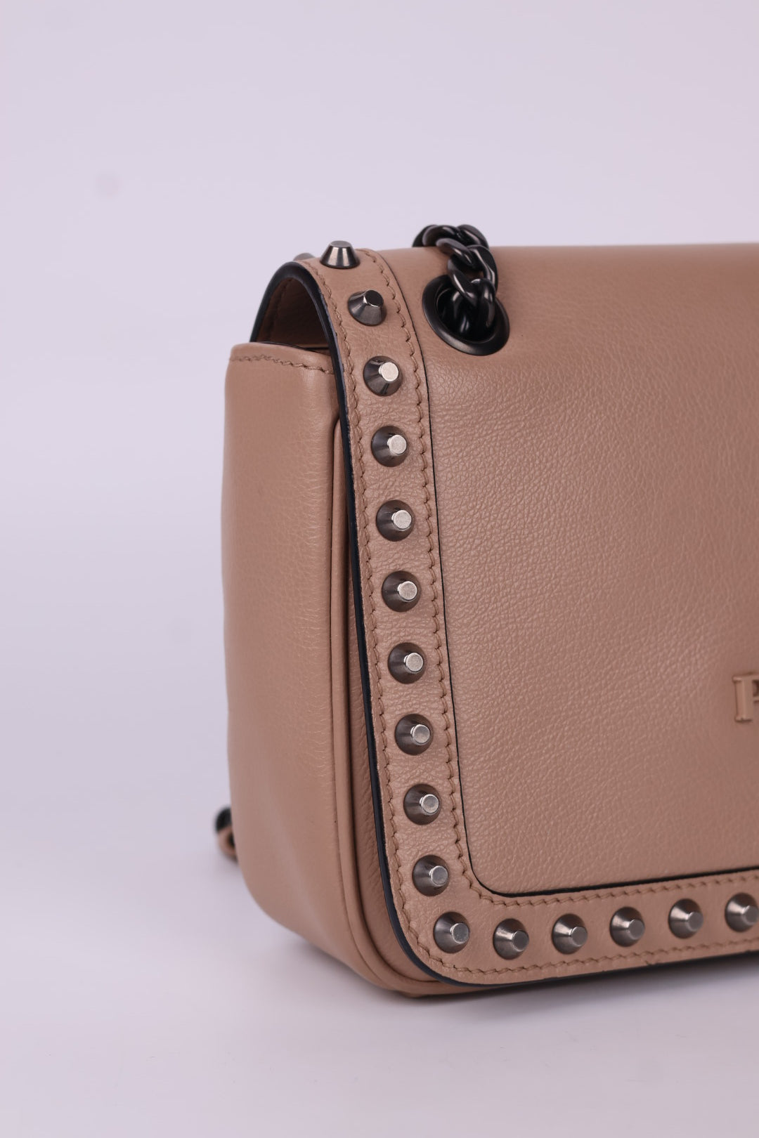 Prada Pattina Borchie in Pelle