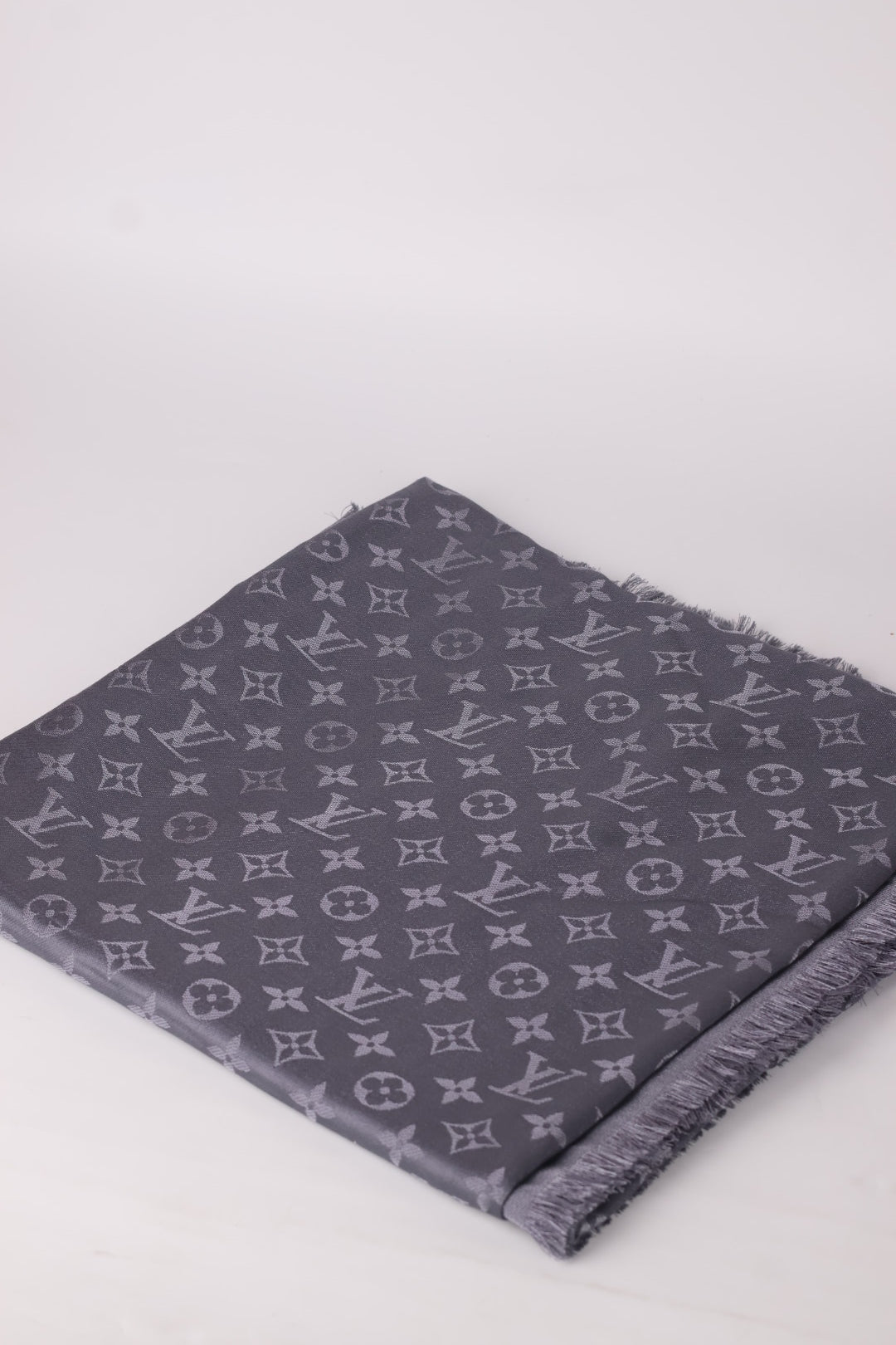 Louis Vuitton Stola Monogram Shine