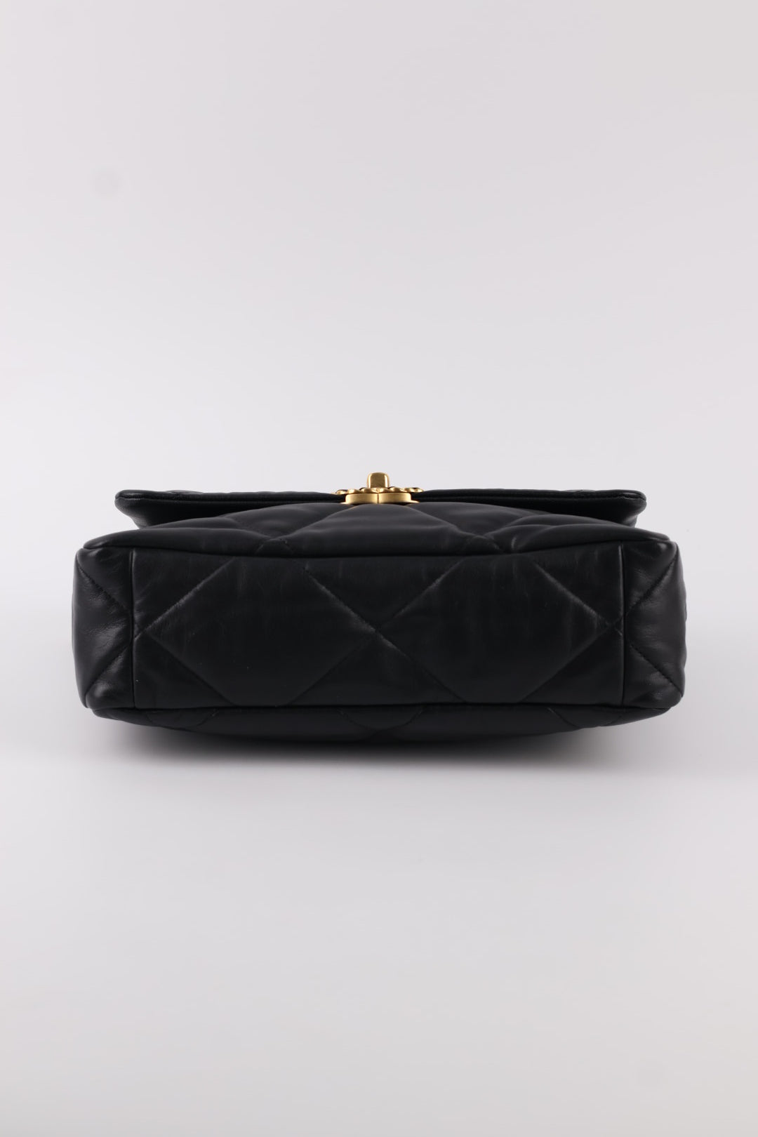 Chanel 19 Media in Pelle