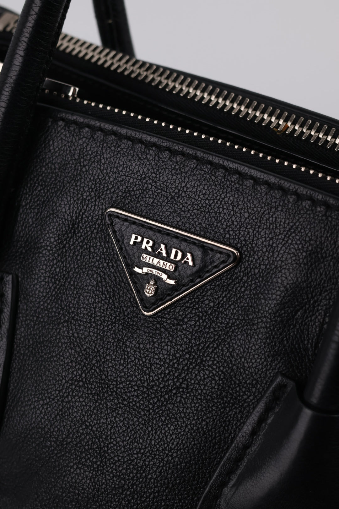 Prada Tote in Pelle Borchie