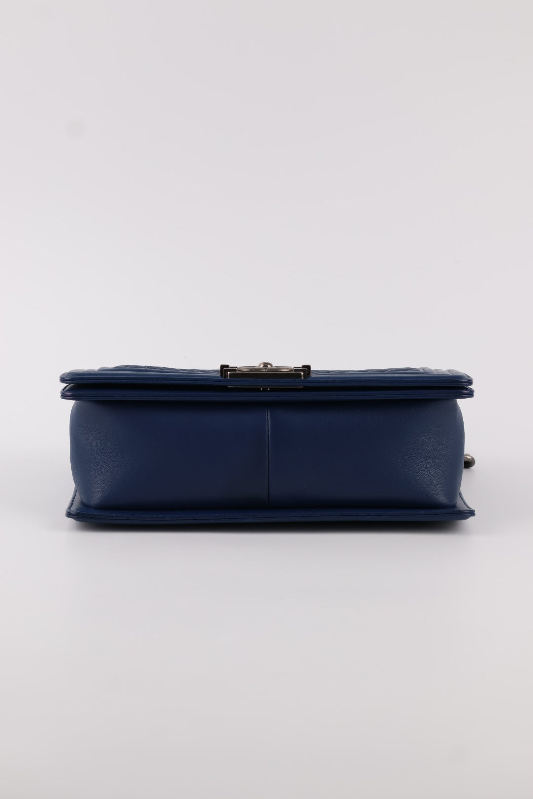 Chanel Boy Media in Pelle Blu