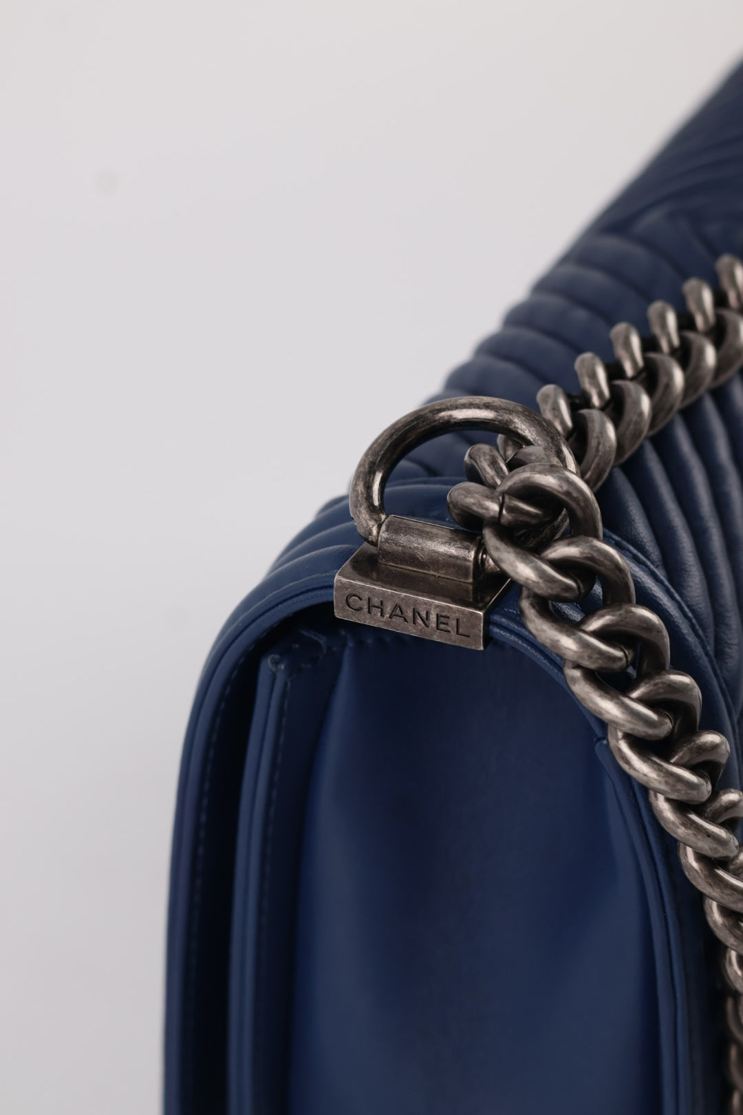 Chanel Boy Media in Pelle Blu
