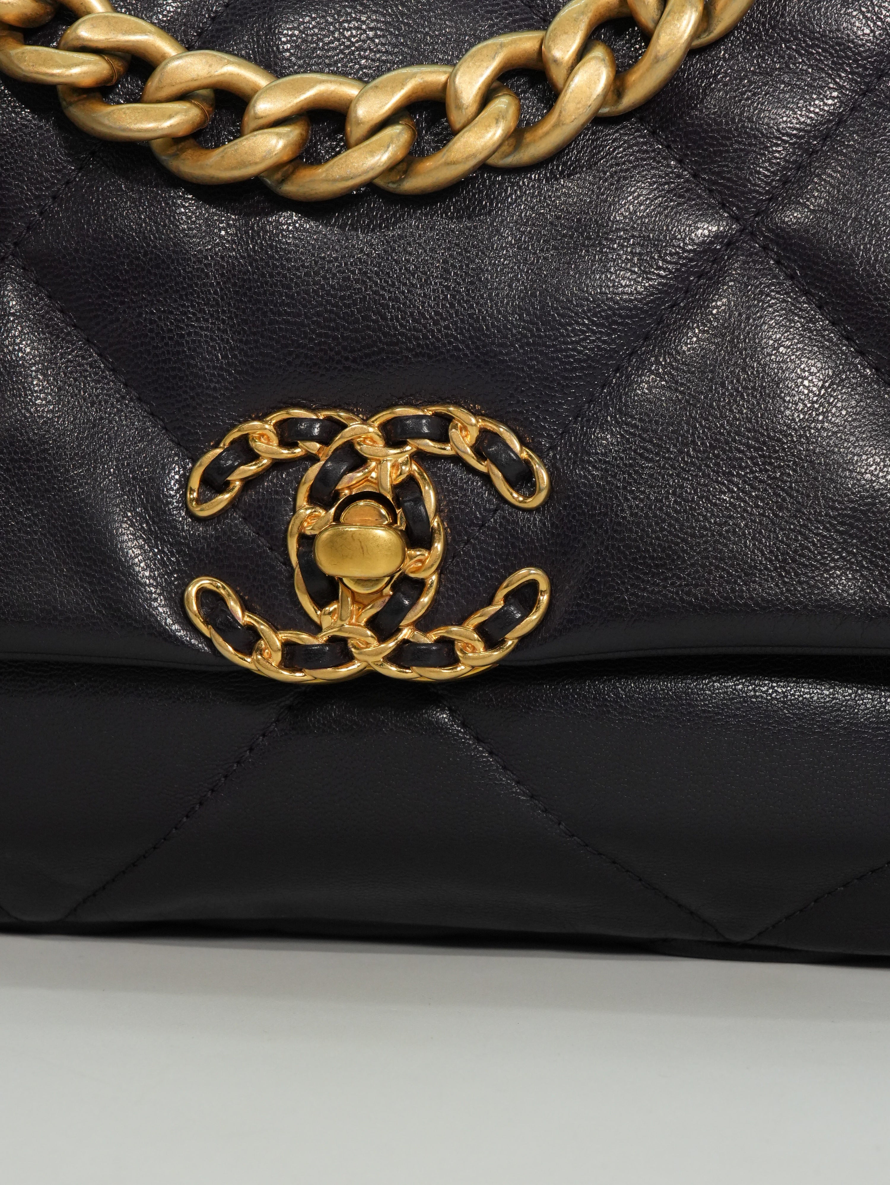 Chanel 19 Media in Pelle