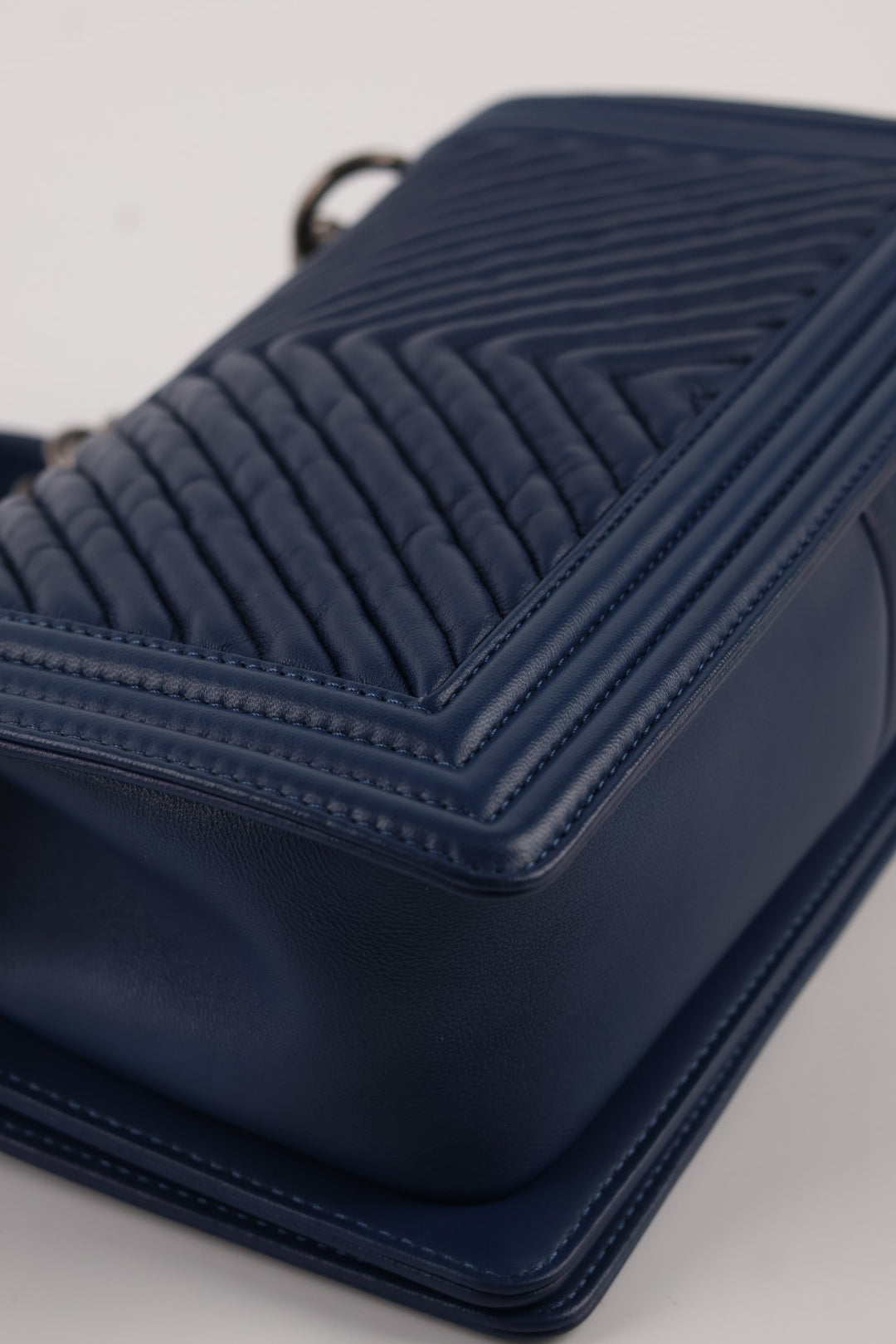 Chanel Boy Media in Pelle Blu