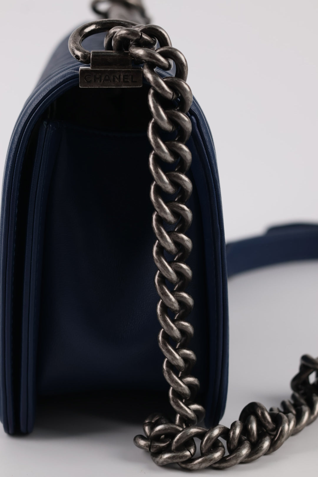 Chanel Boy Media in Pelle Blu