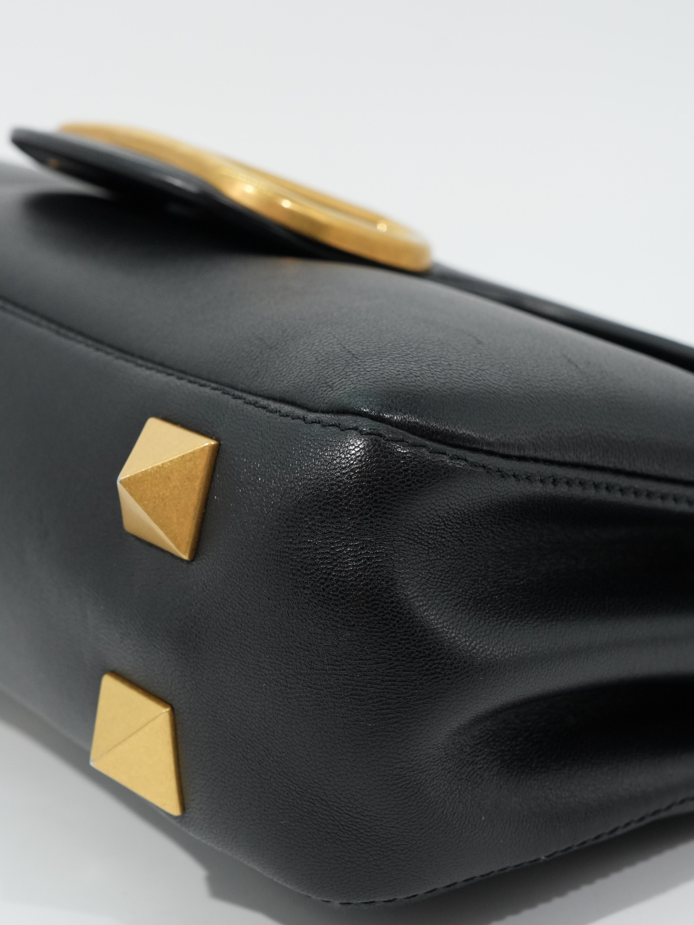 Valentino Stud Sign in Pelle