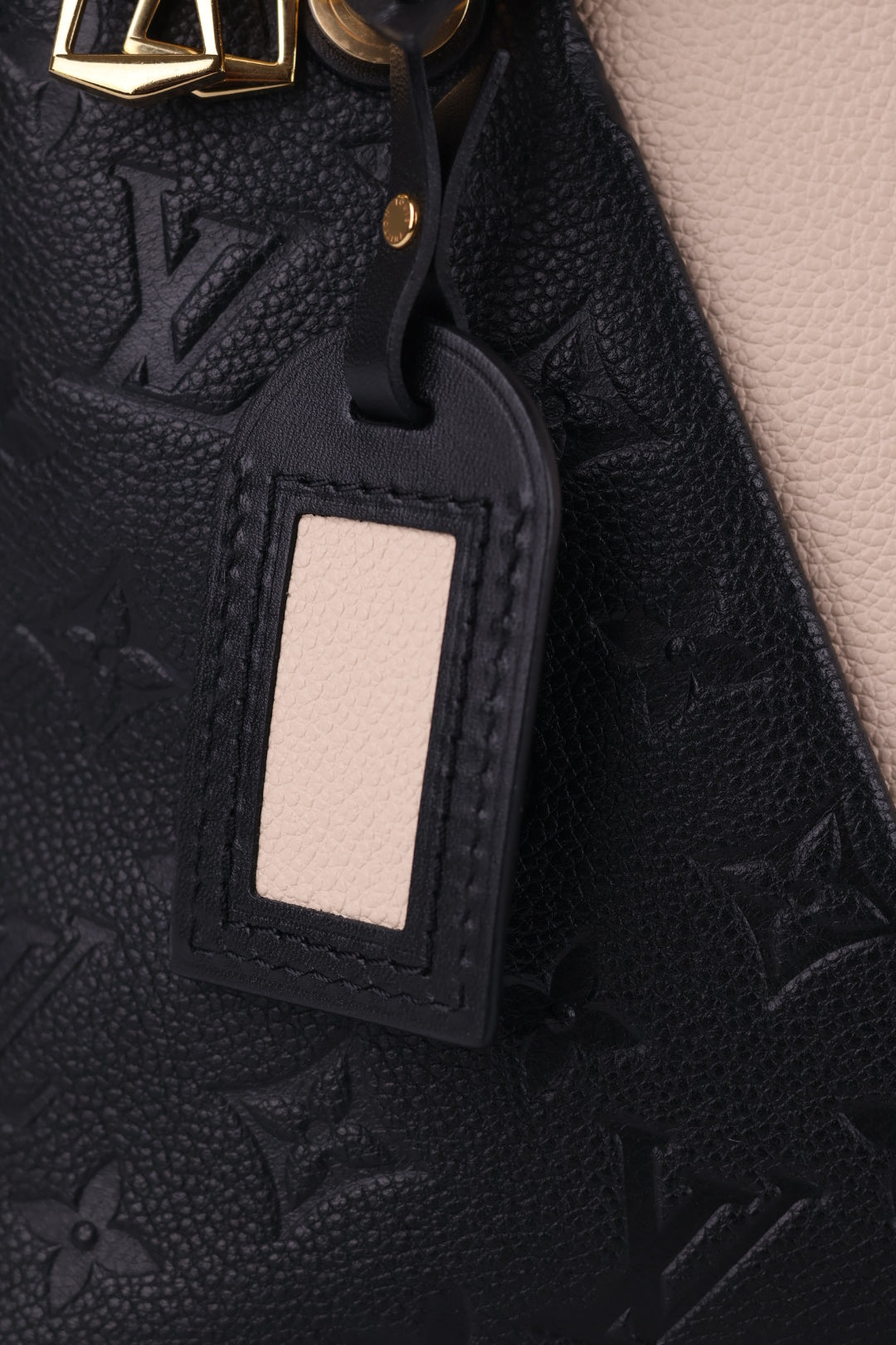 Louis Vuitton V Tote BB Empreinte