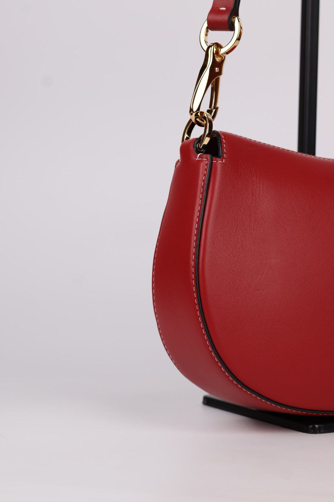 Valentino Ohval in pelle