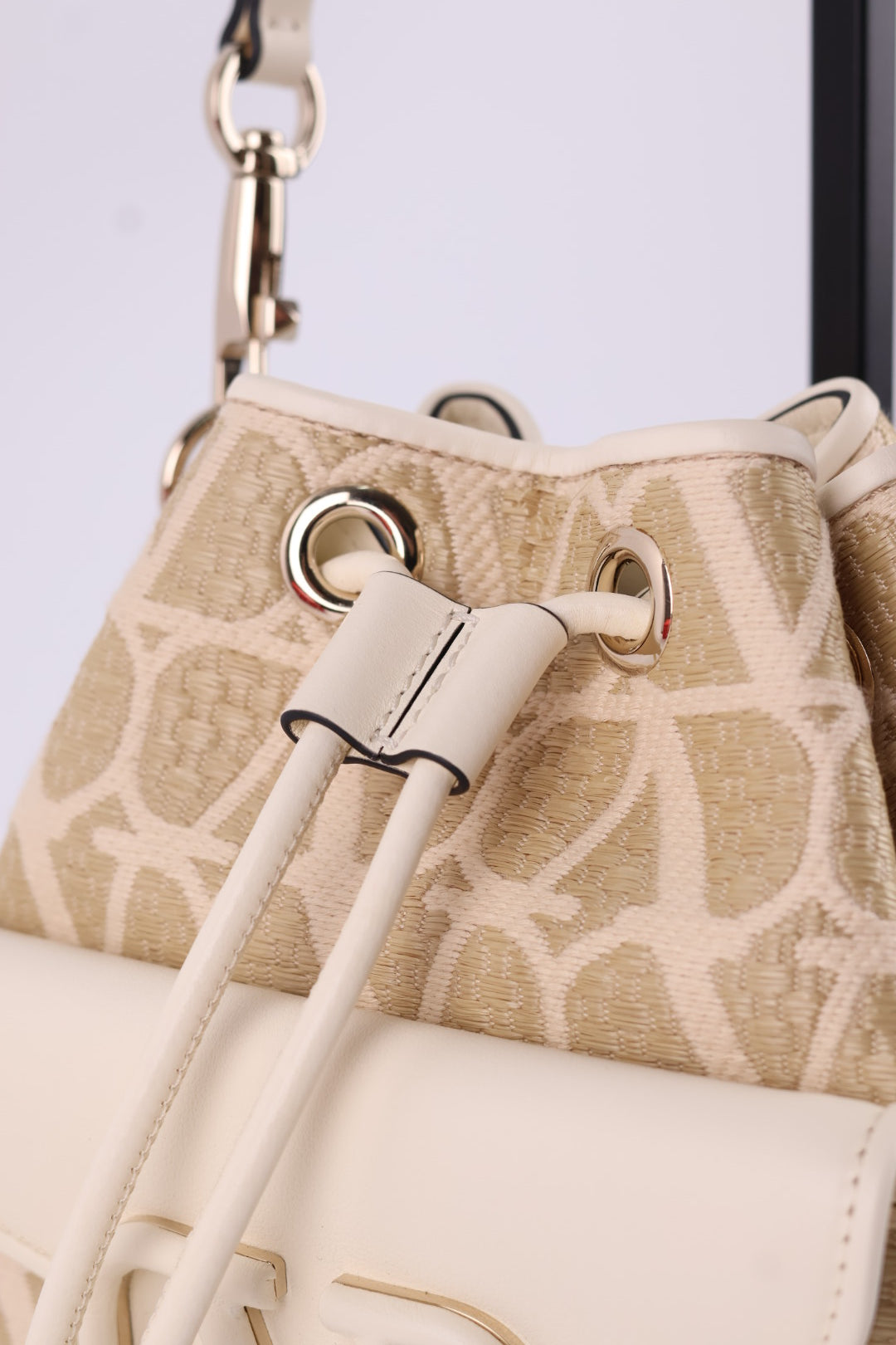 Valentino Bucket Locò Iconographe