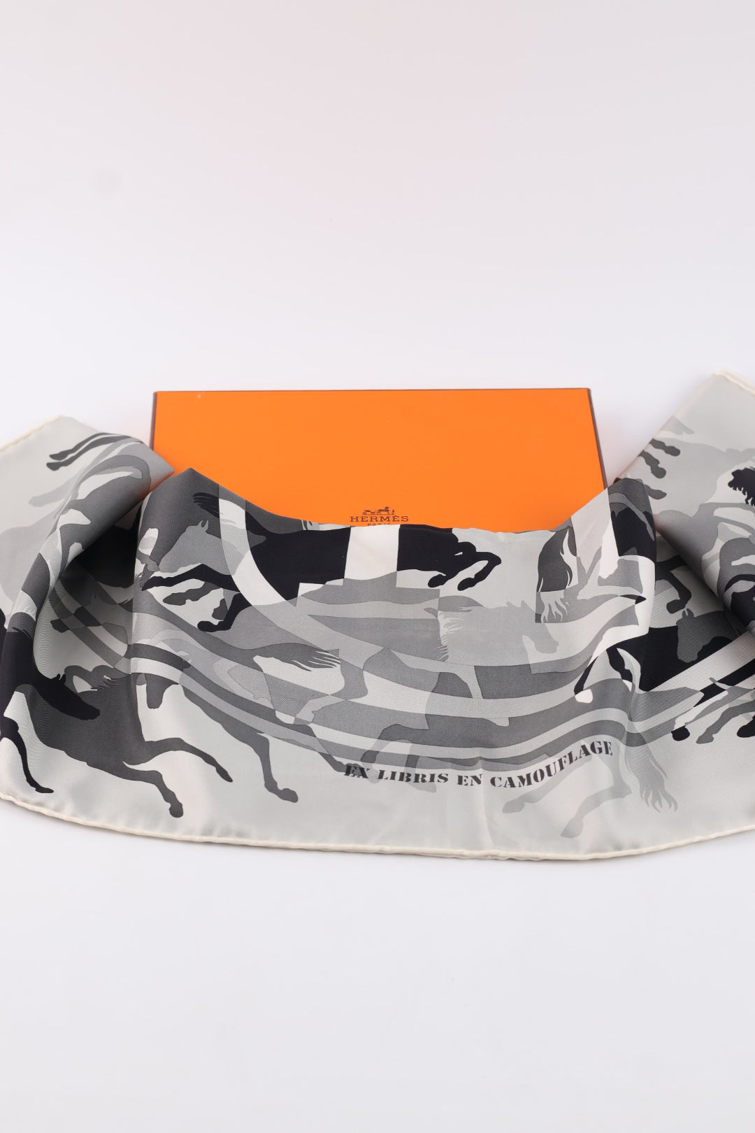 Hermès Carré 90 Ex Libris En Camouflage