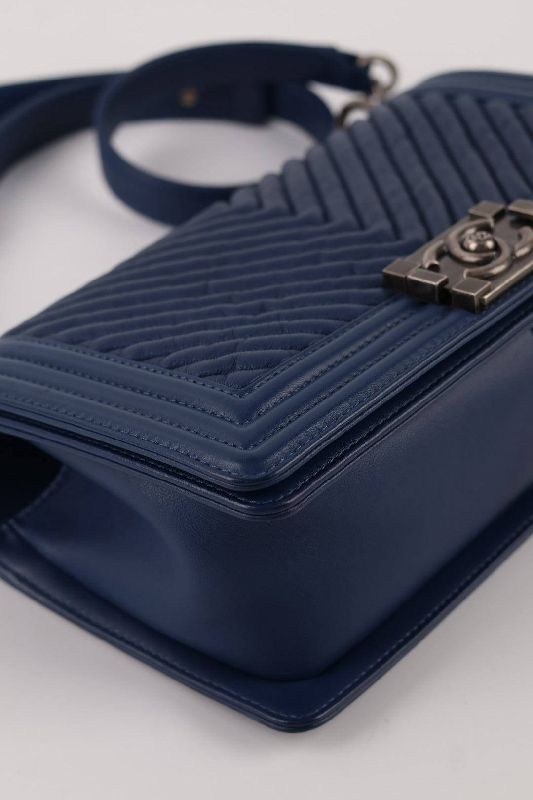Chanel Boy Media in Pelle Blu