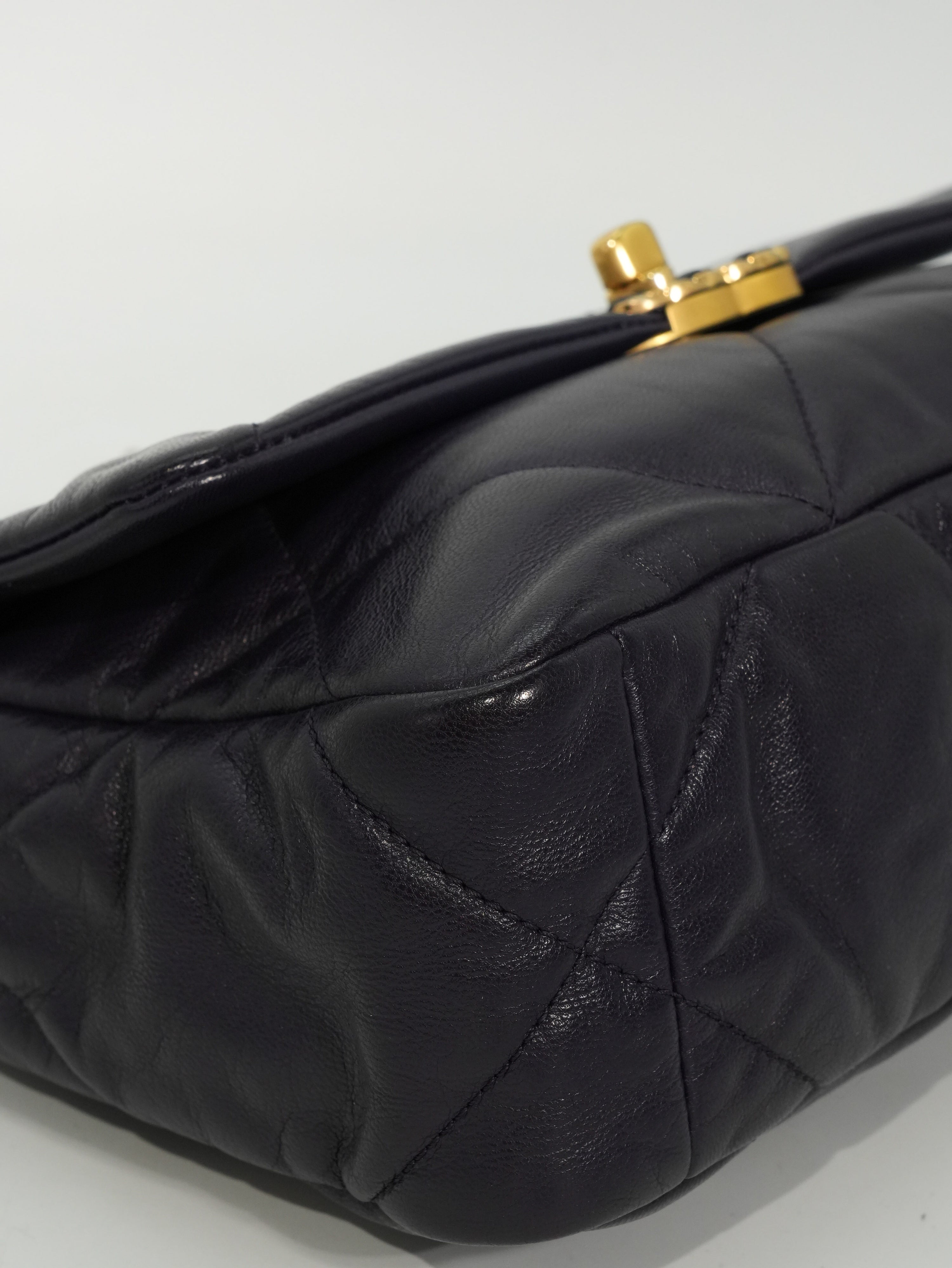 Chanel 19 Media in Pelle