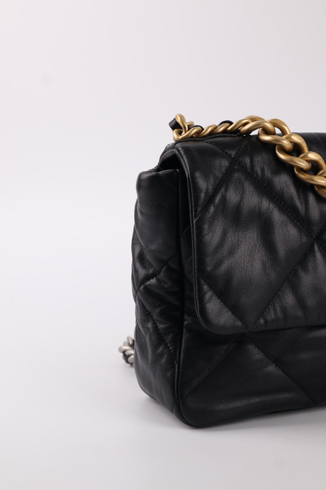 Chanel 19 Media in Pelle