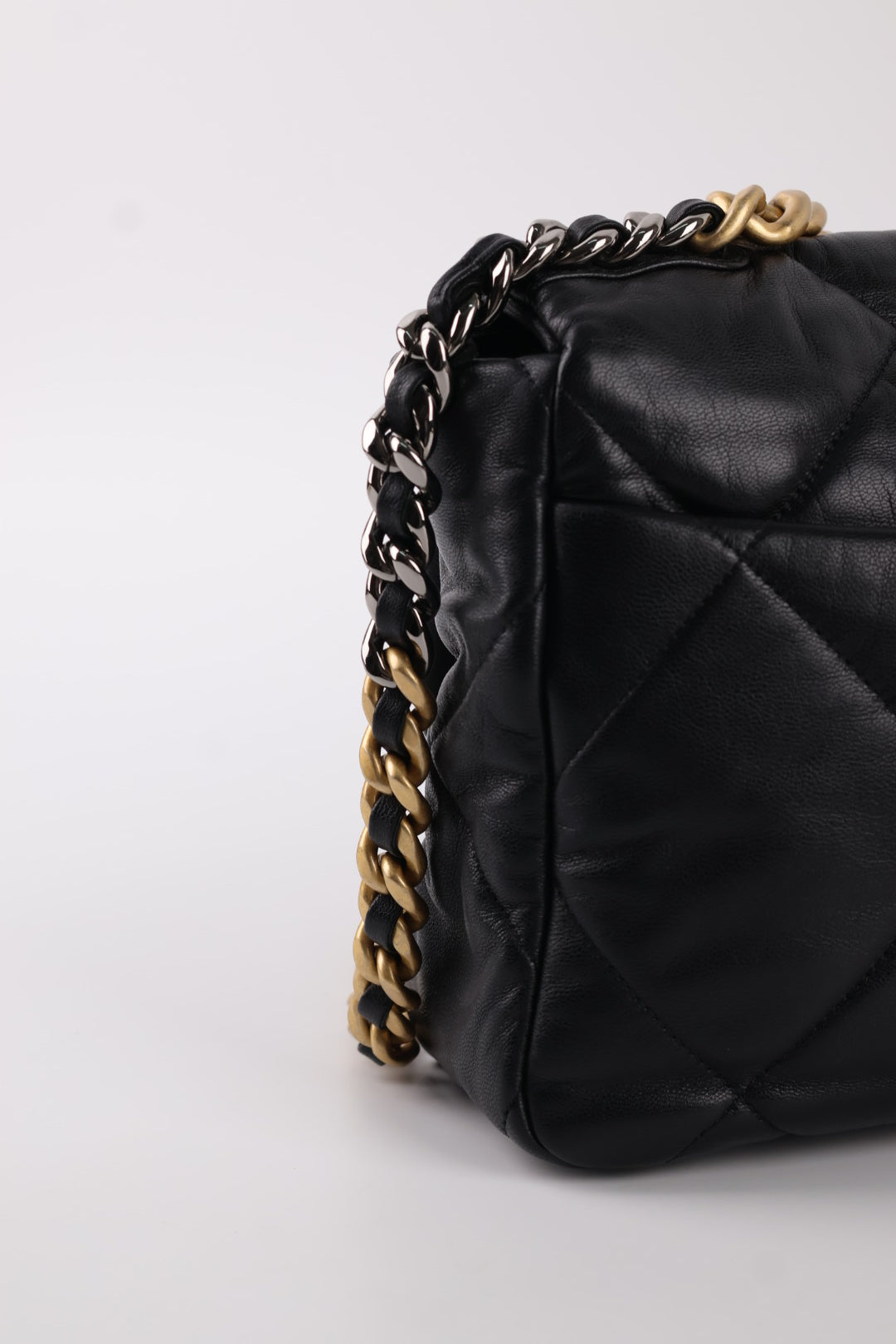 Chanel 19 Media in Pelle