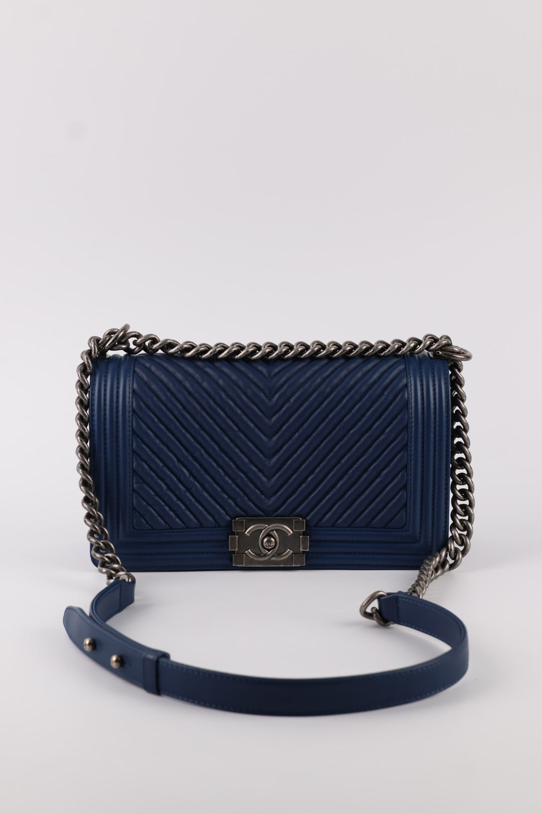 Chanel Boy Media in Pelle Blu
