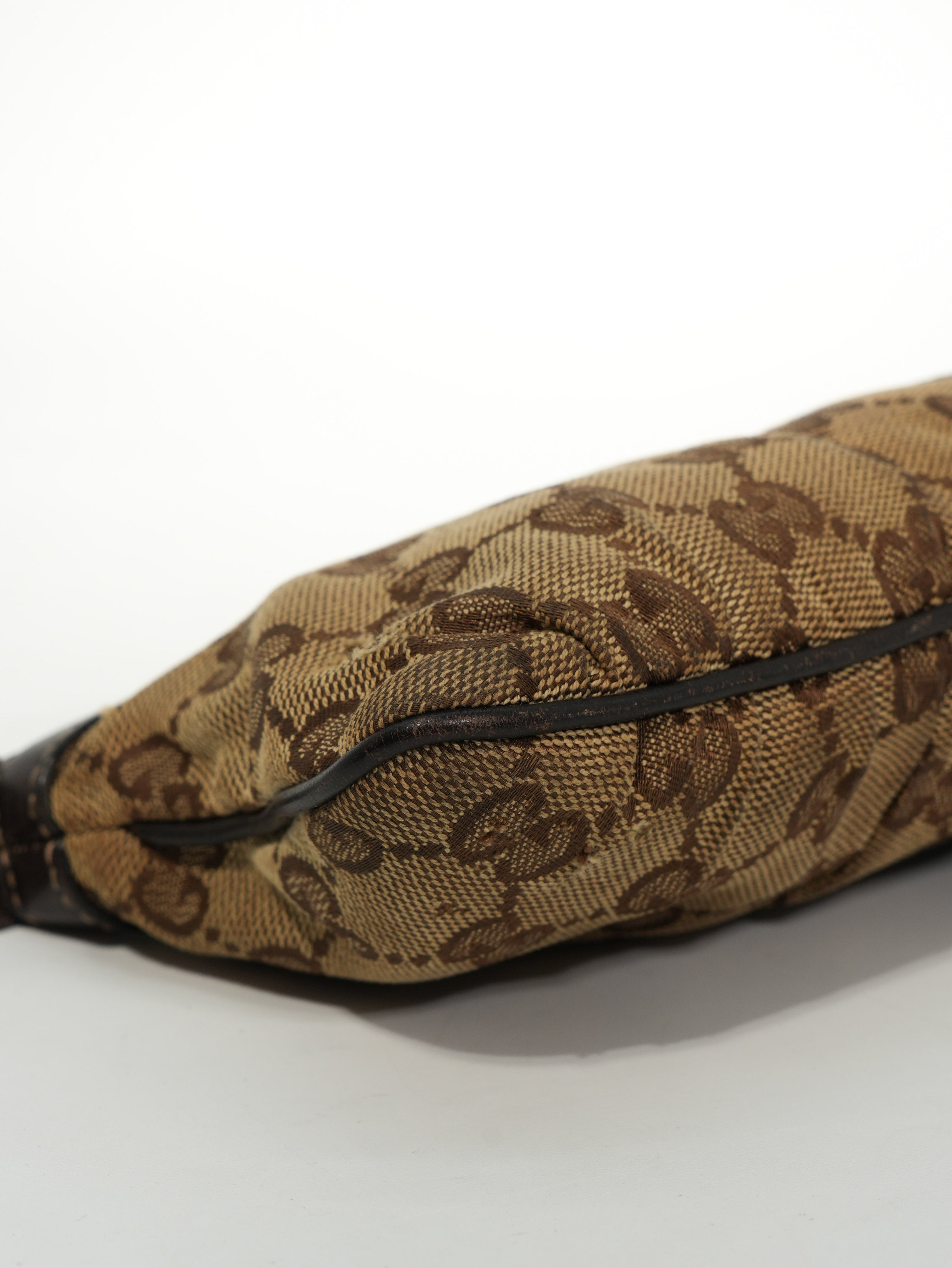 Gucci Mini Pochette GG Wave